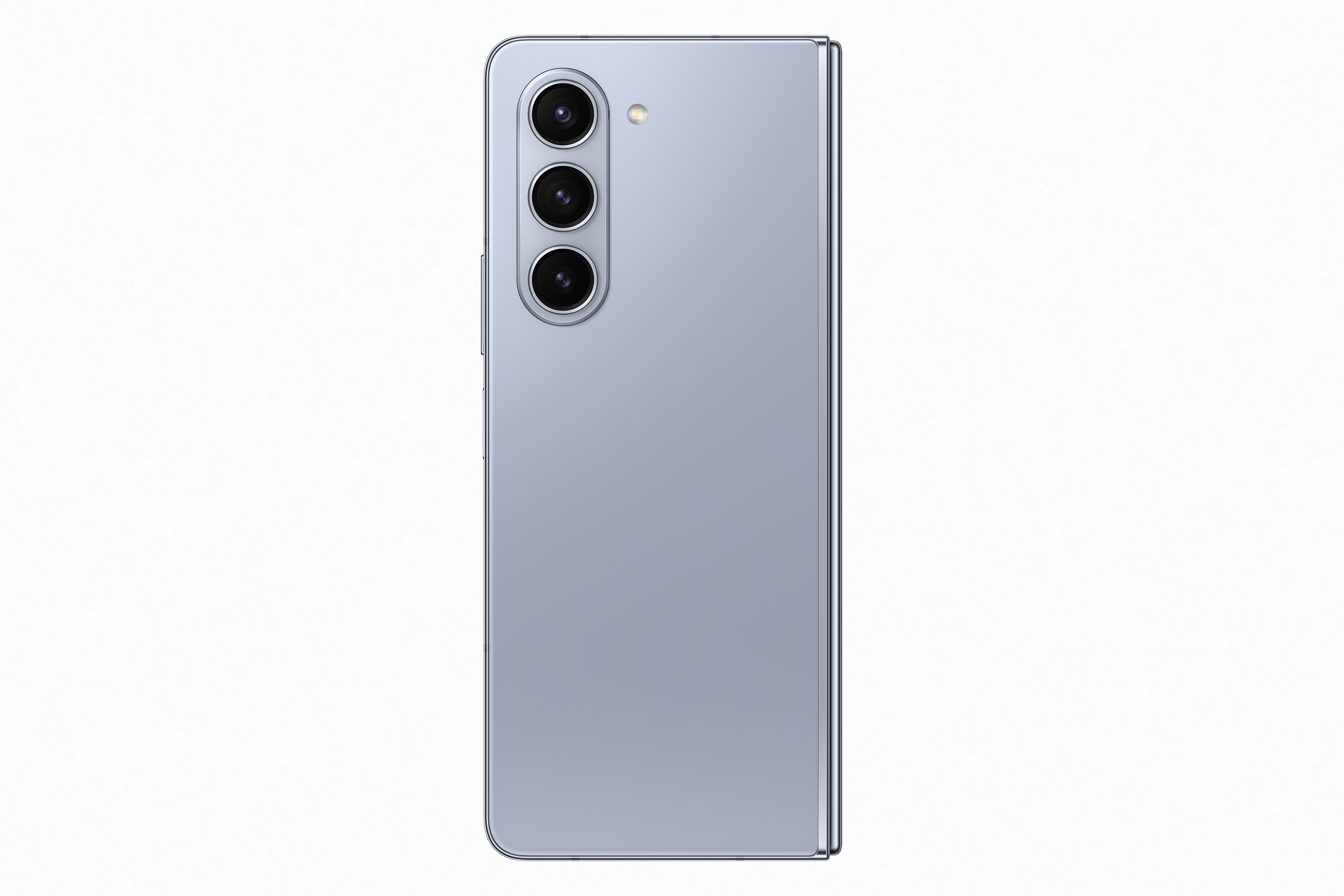 Üç kameralı açık mavi bir telefon. Telefon beyaz bir arka plan üzerinde.