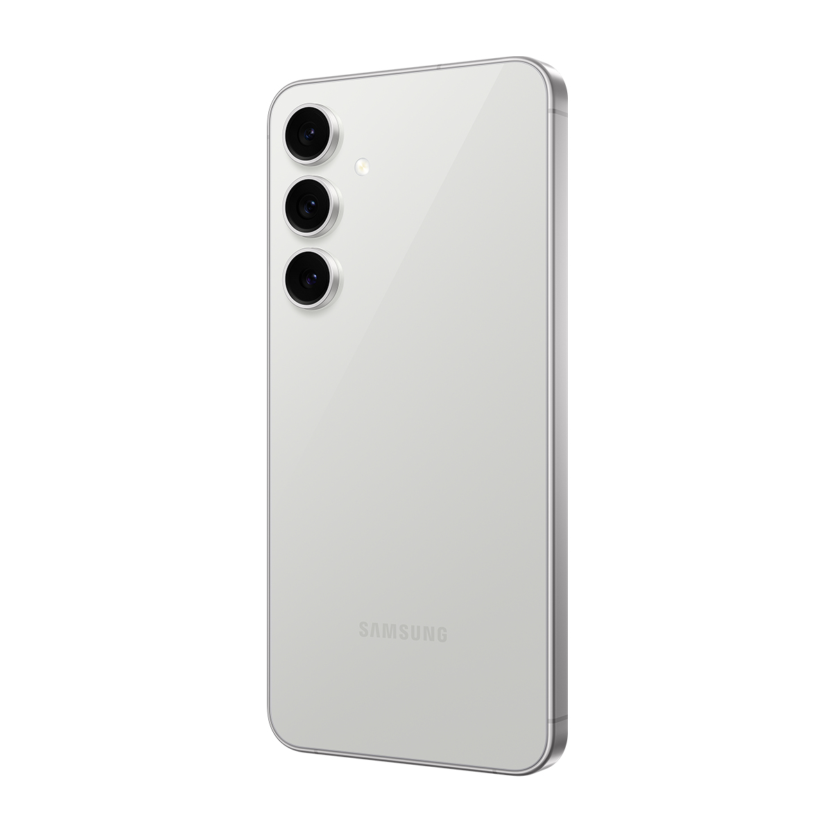 Beyaz bir akıllı telefon, arkadan açılı görünüm. Üç kamerası, bir Samsung logosu ve gümüş bir çerçevesi var.