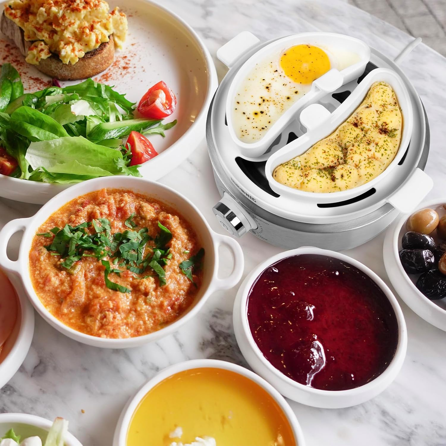 Frühstück mit Eiern, Toast, Salat, Marmelade und Orangensaft, serviert auf einem Marmortisch.
