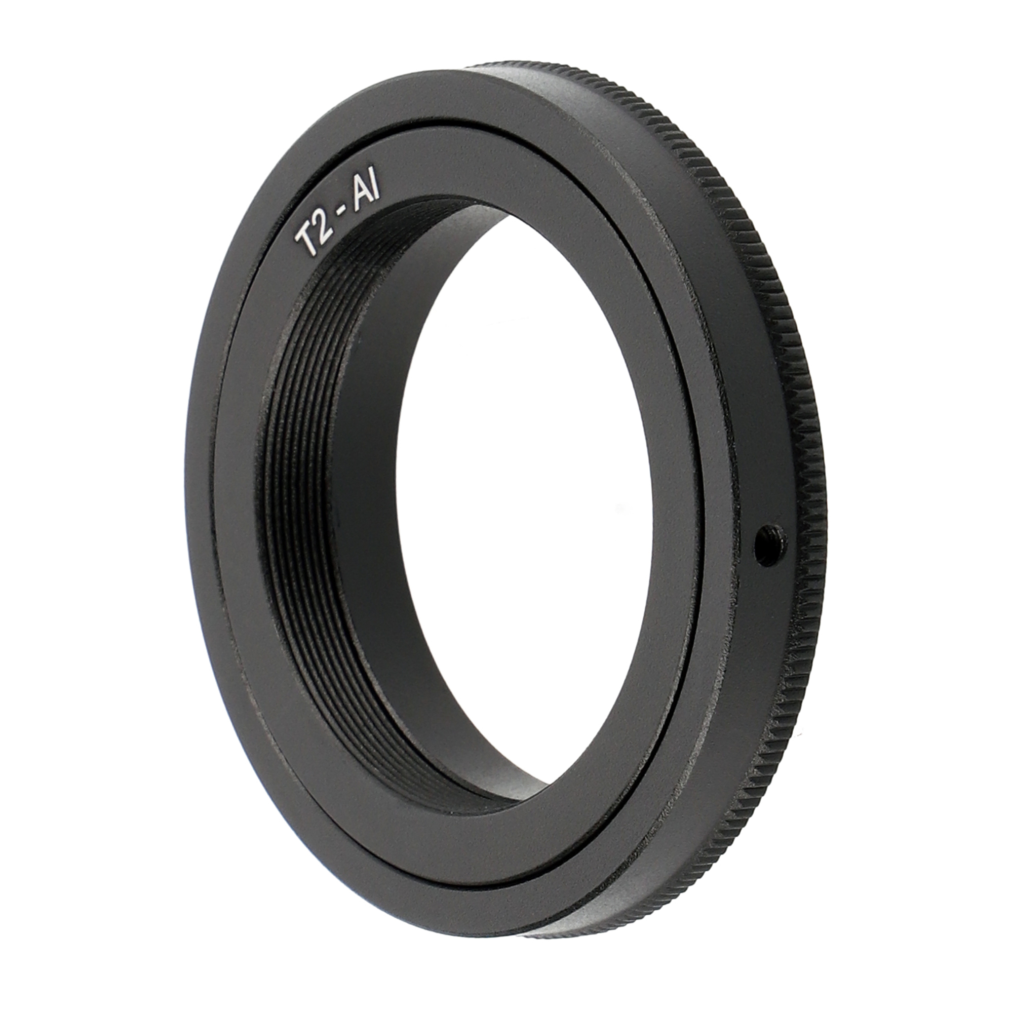 Ein schwarzer T2-AI-Adapterring, angewinkelt und isoliert auf weißem Hintergrund. Der Ring hat Gewinde und Schrift.