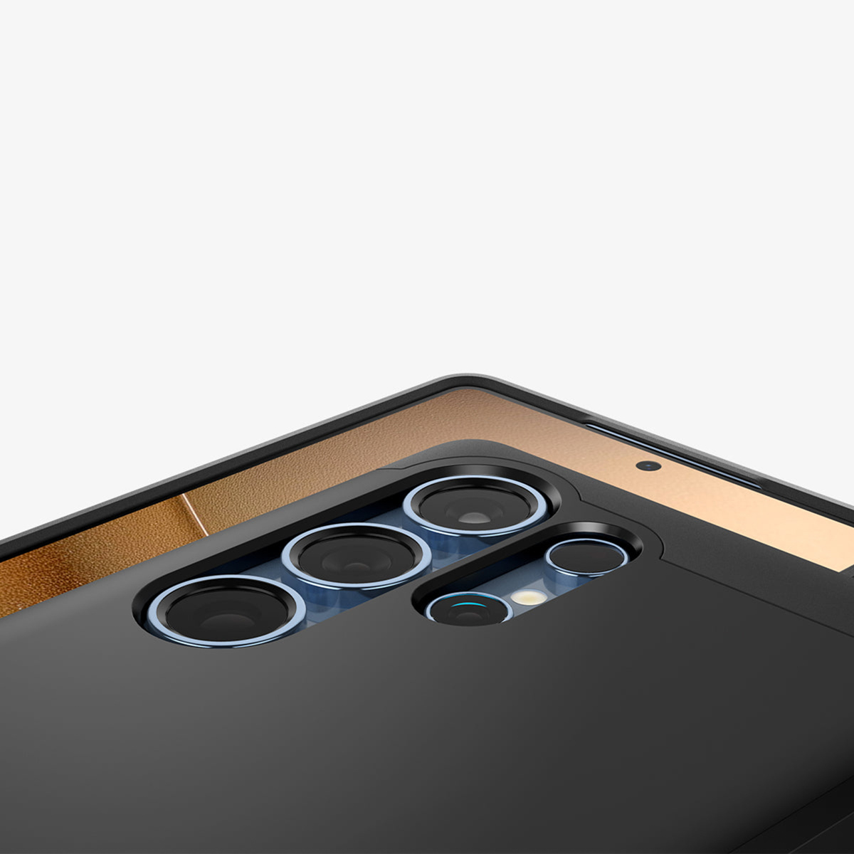 Een close-up van een zwarte telefoonhoes met camera-uitsparingen en verschillende camera's.