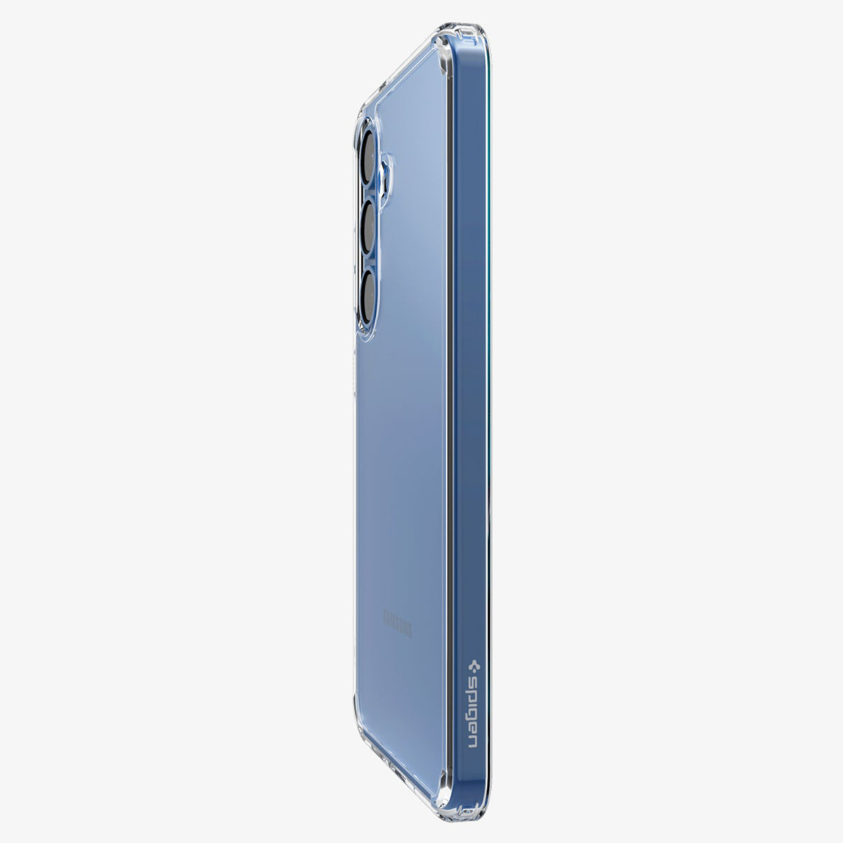 Une coque de téléphone transparente sur un téléphone bleu, vue latérale, sur fond clair.