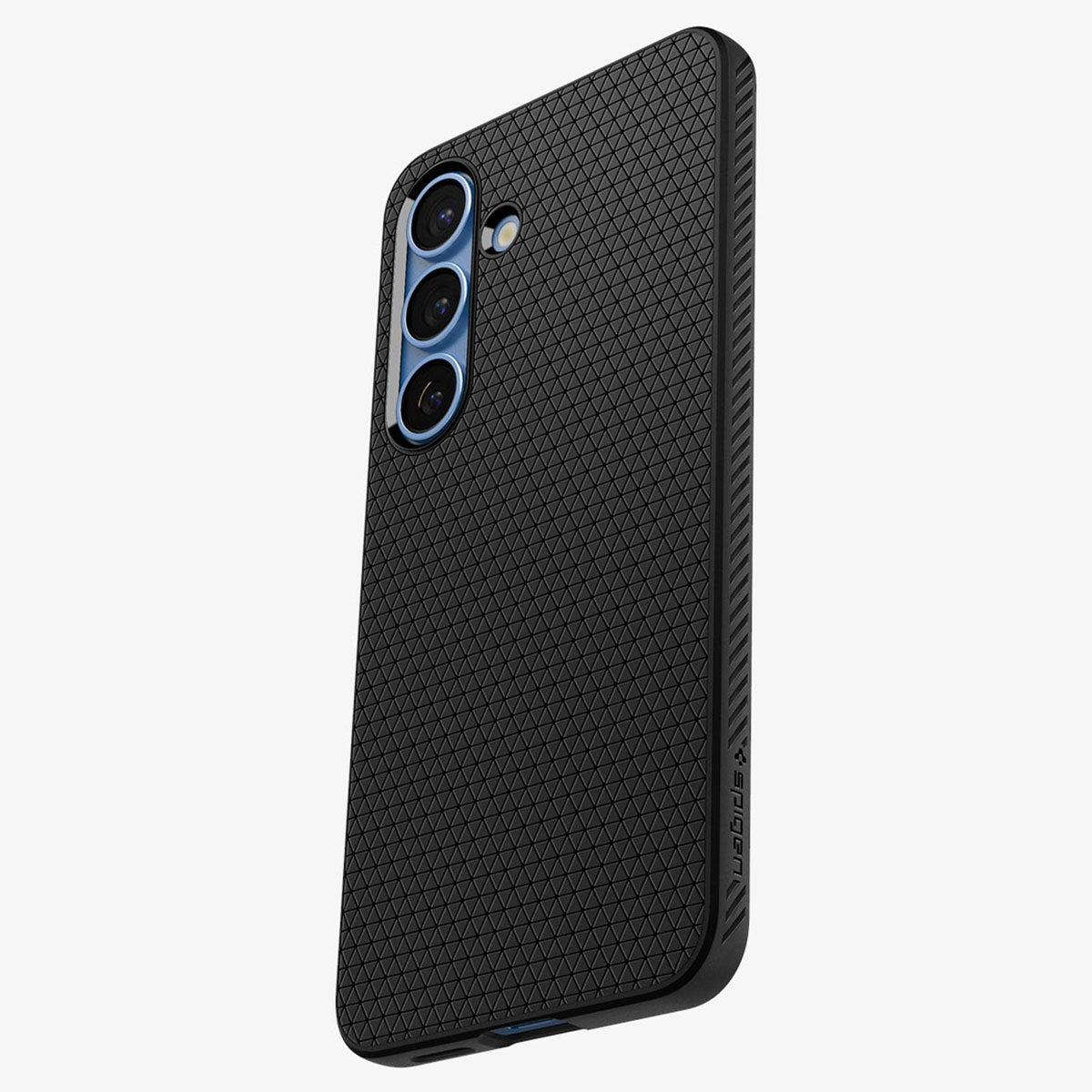 Coque de téléphone noire avec motif texturé sur fond blanc. Le téléphone a trois caméras.