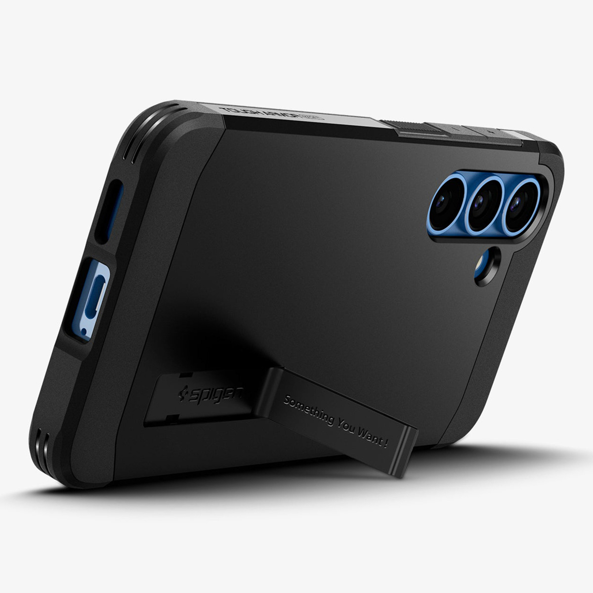 Coque de téléphone noire avec béquille. Trois objectifs de caméra visibles.