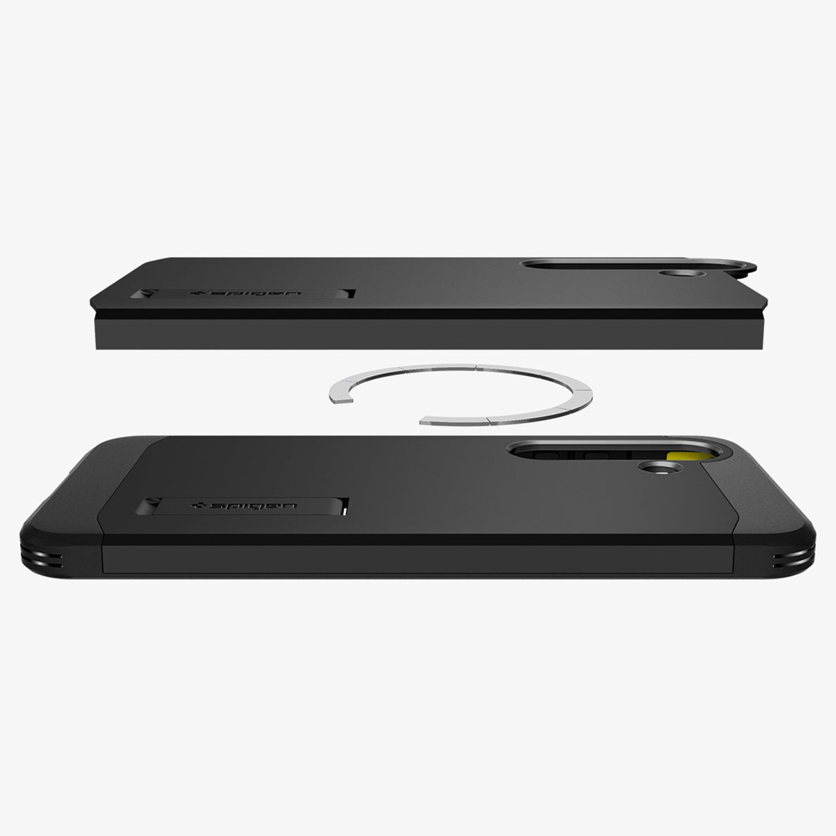 Deux étuis de téléphone noirs, un avec un support. Anneau argenté au centre. Fond blanc.