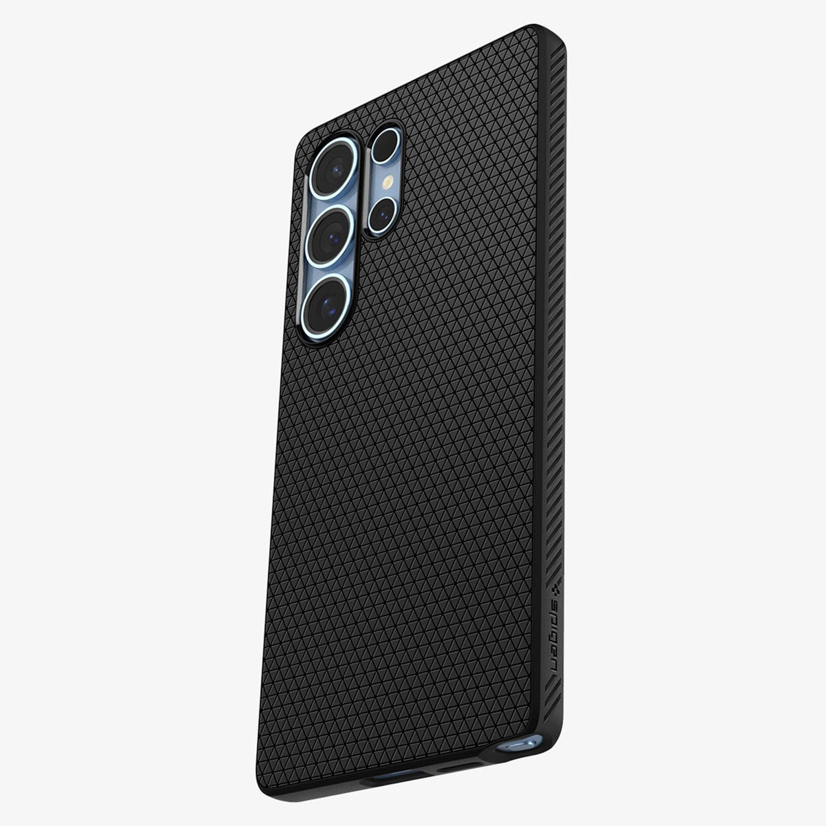 Zwarte smartphonehoes met een textuur, geometrisch patroon. Drie camera's zichtbaar. Witte achtergrond.