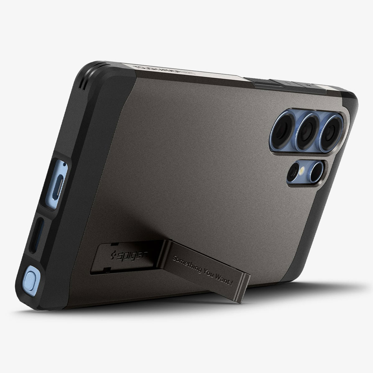 Zwarte en grijze telefoonhoes met een standaard. De telefoon heeft drie camera's.
