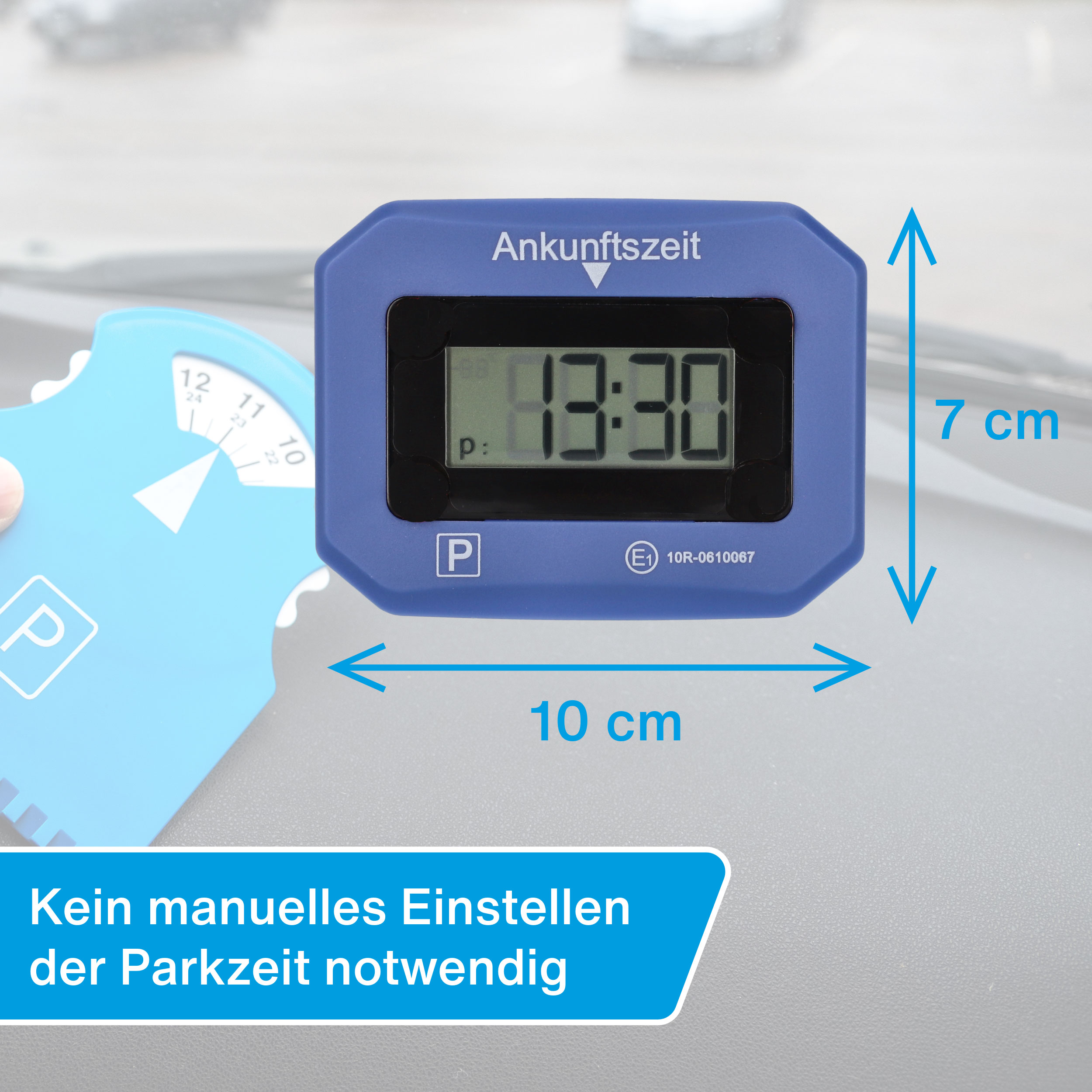 Blauer Parkuhr mit Digitalanzeige 13:30. Blaue Parkscheibe im Hintergrund.