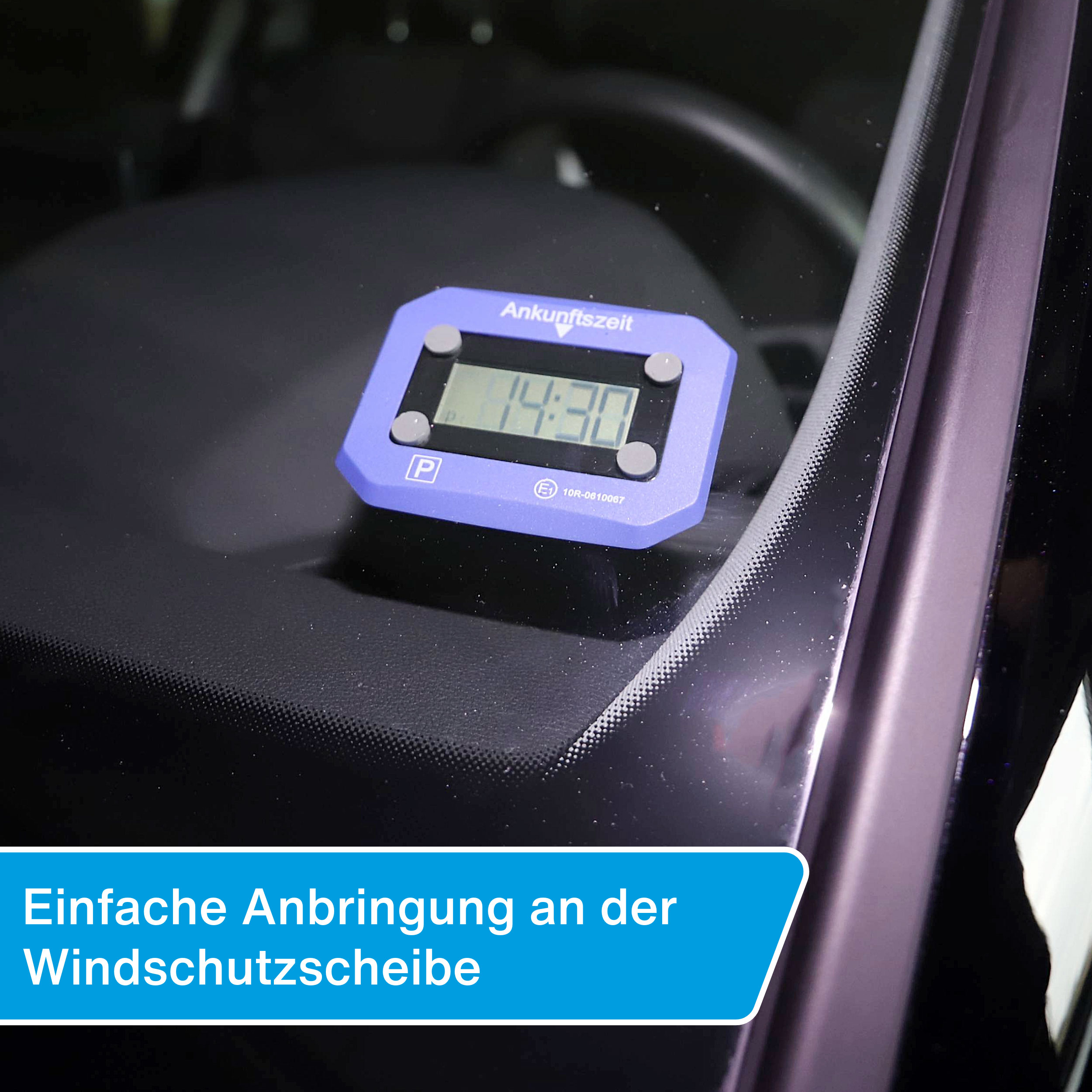 Ein blaues Parkzeitanzeigegerät auf der Windschutzscheibe eines Autos mit Digitalanzeige der Zeit.