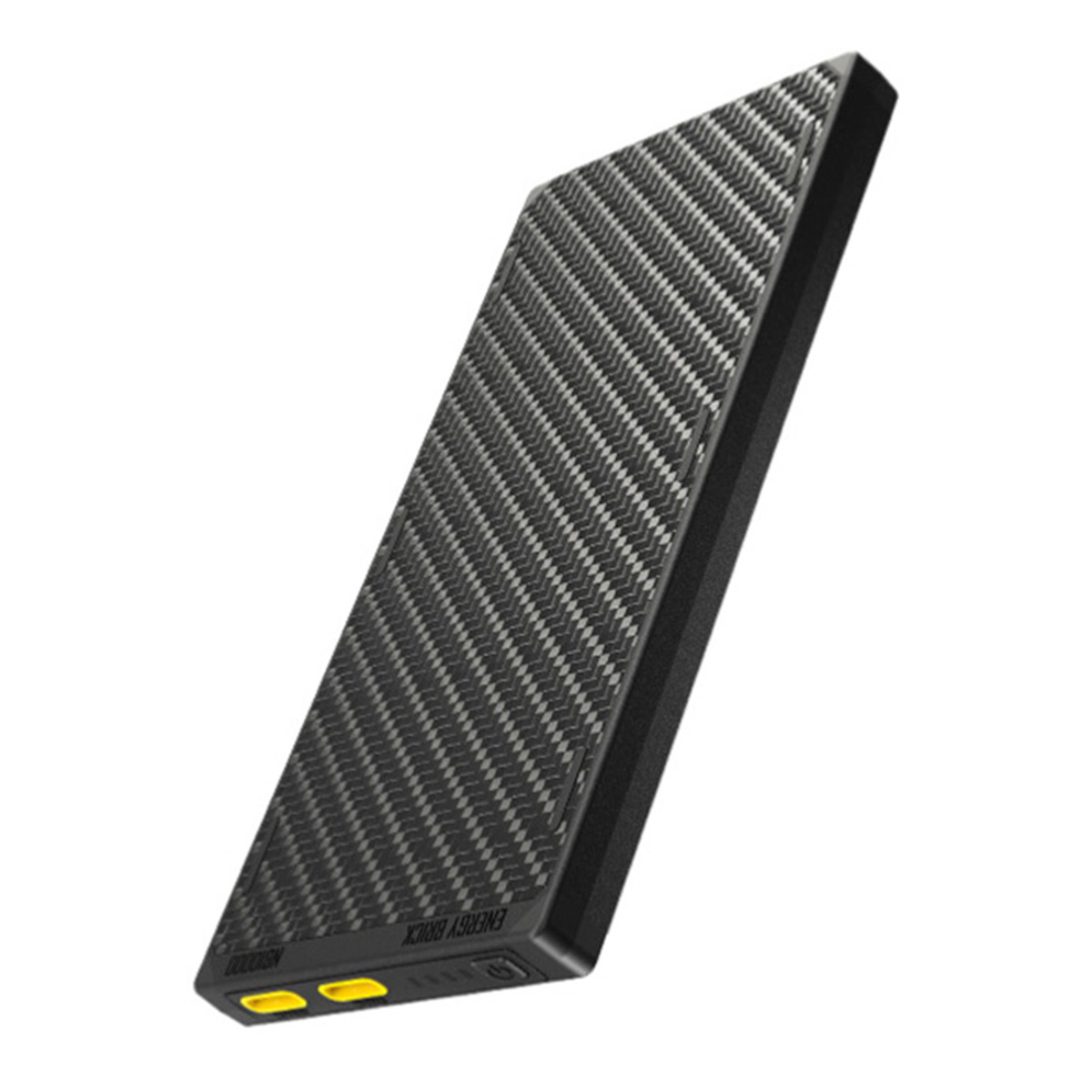 Zwarte powerbank met koolstofvezeltextuur. Gele oplaadpoorten zichtbaar.