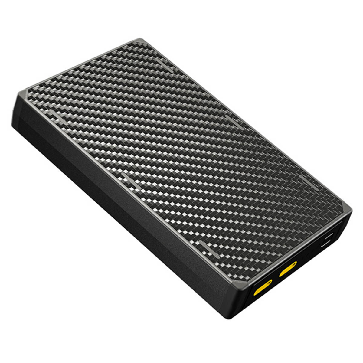 Zwarte draagbare powerbank met een koolstofvezelpatroon. Twee gele poorten aan de zijkant.
