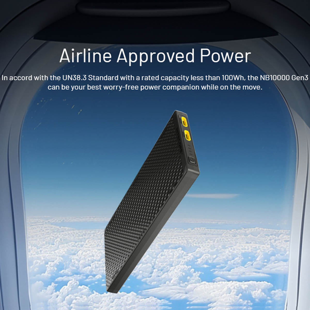 Een powerbank tegen een raam, met wolken zichtbaar. Tekst zegt dat het goedgekeurd is voor luchtvaartmaatschappijen.