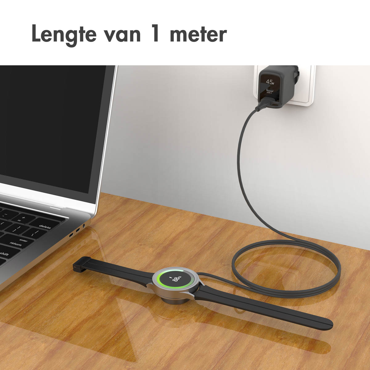 Ordinateur portable et montre en charge, câble branché sur une prise murale.