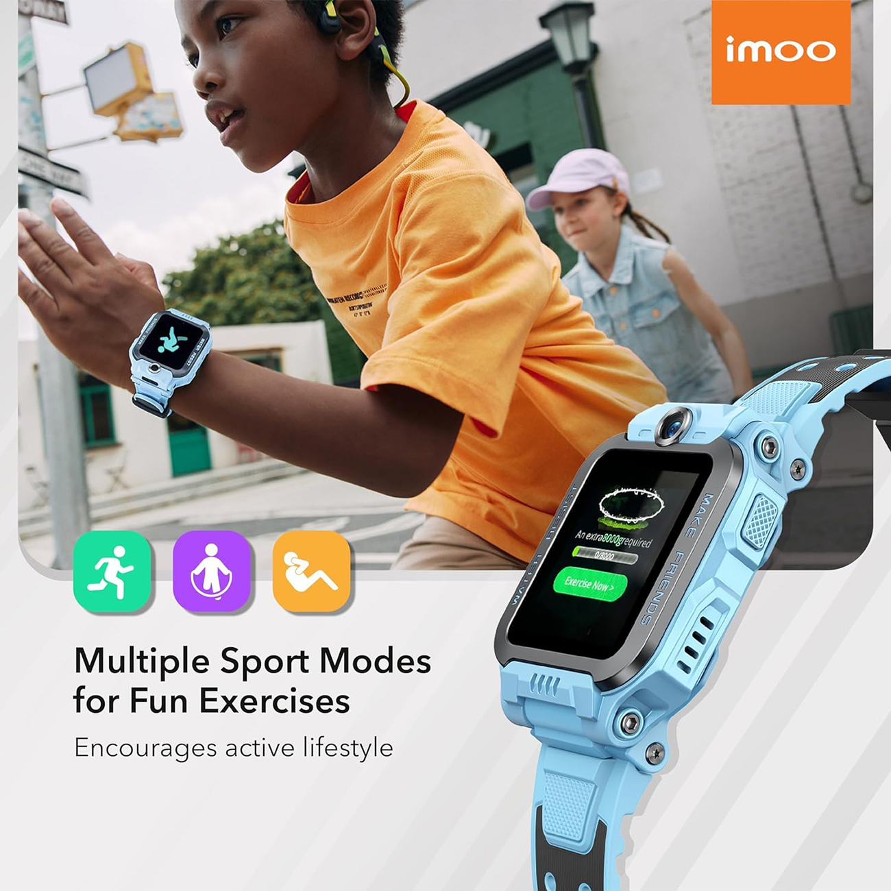 Bambino con smartwatch con cinturino blu. Due bambini corrono sullo sfondo.
