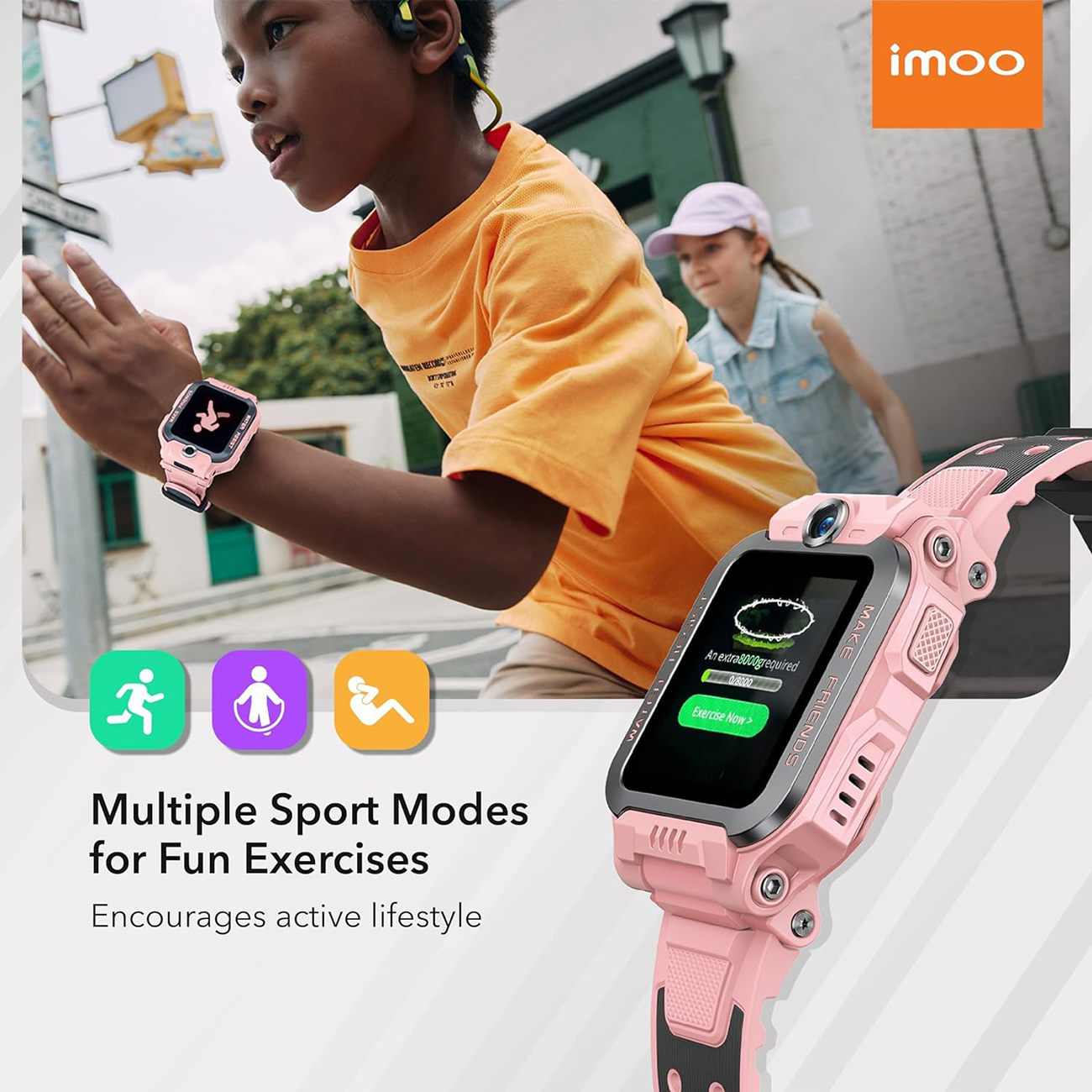Kind trägt rosa Smartwatch, läuft. Uhr zeigt Übungsoptionen. Anderes Kind im Hintergrund.