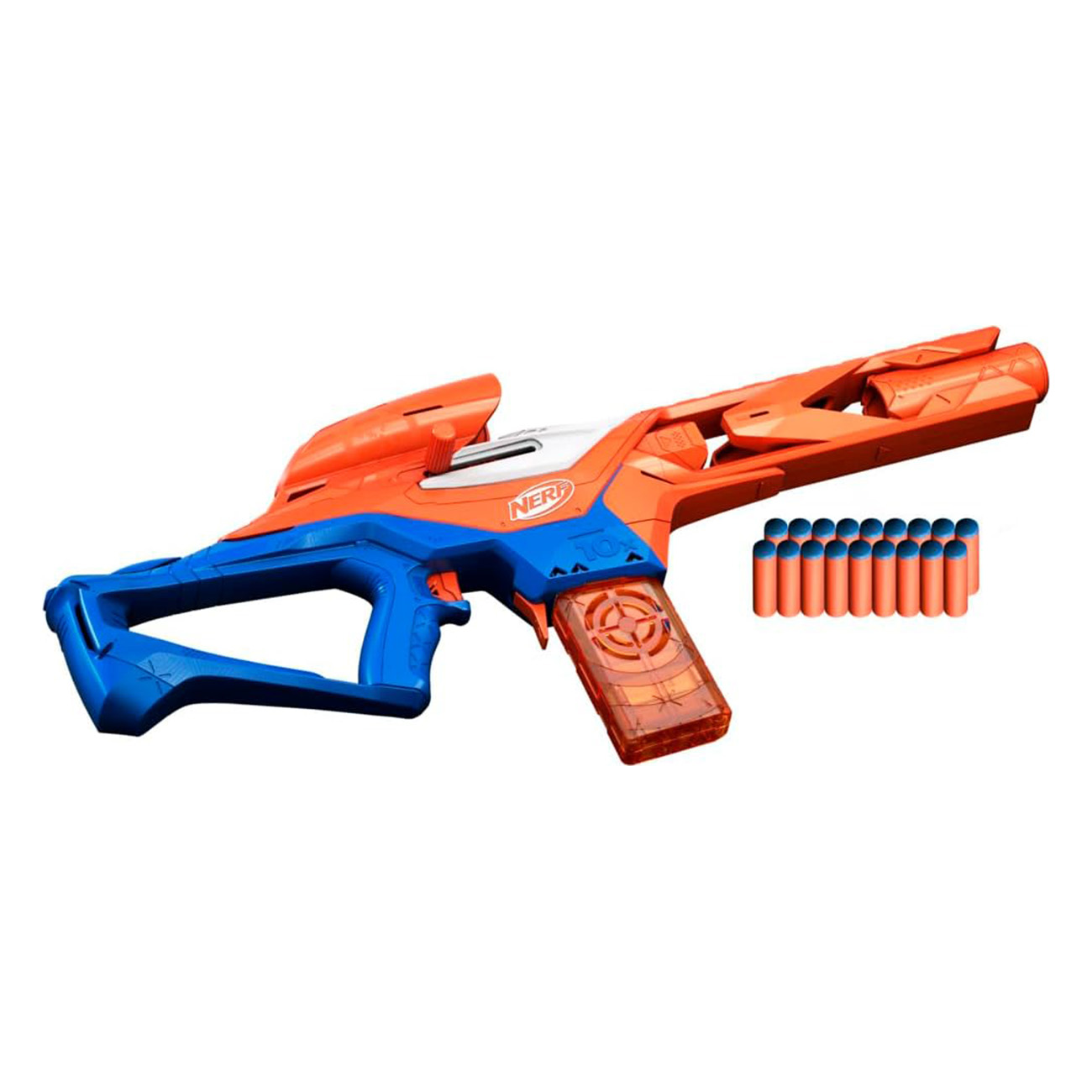 Nerf-Gewehr, orange und blau. Magazin mit orangefarbenen Darts geladen, auf weißem Hintergrund isoliert.