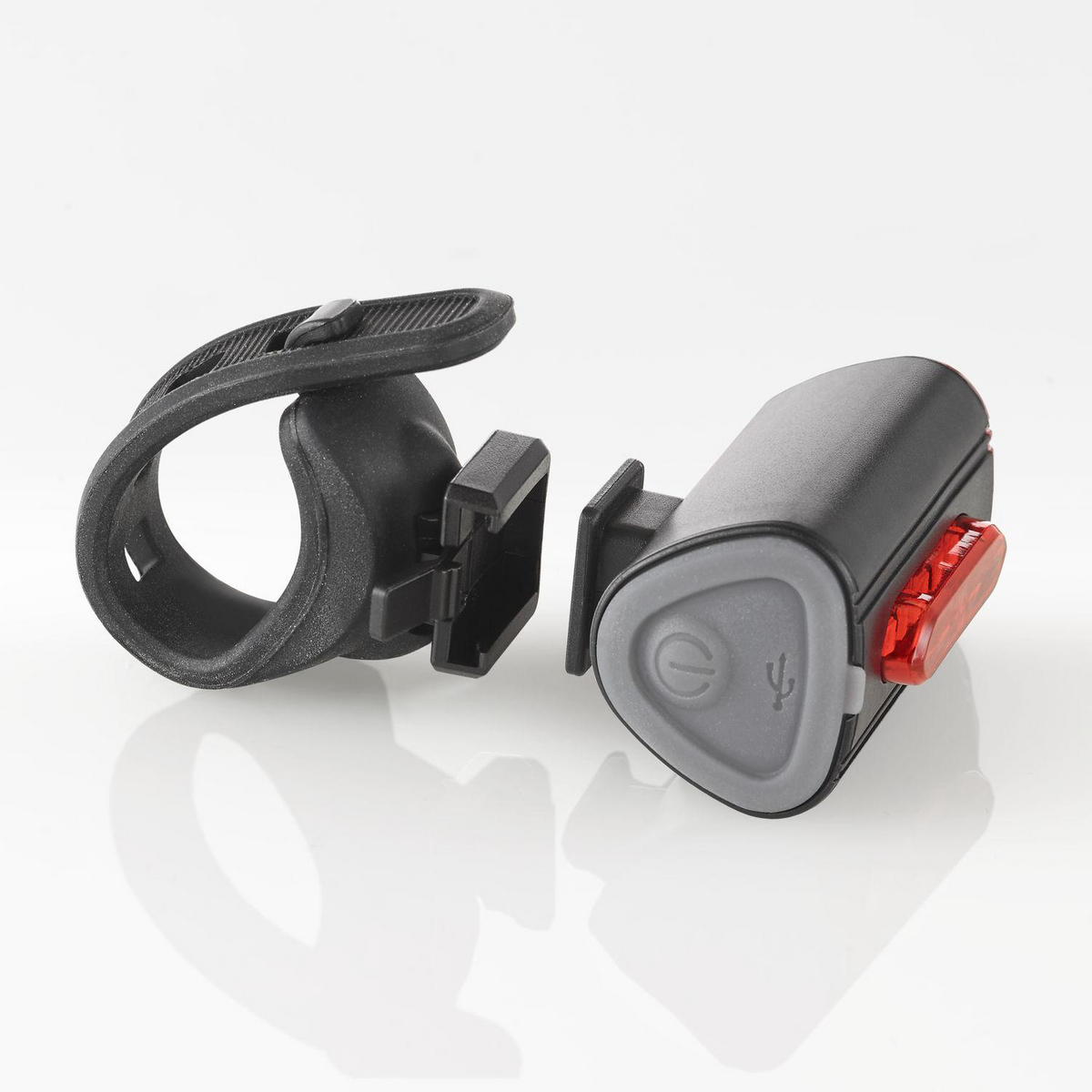 Zwei schwarze Fahrradlichter, eines mit Riemen und das andere mit USB-Anschluss und Taste.