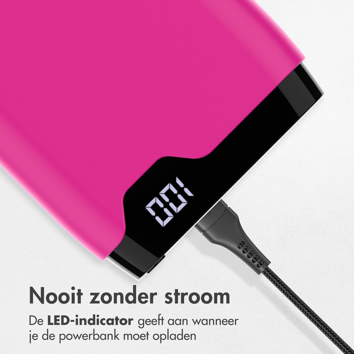 Pinke Powerbank mit Digitalanzeige und angeschlossenem Ladekabel.