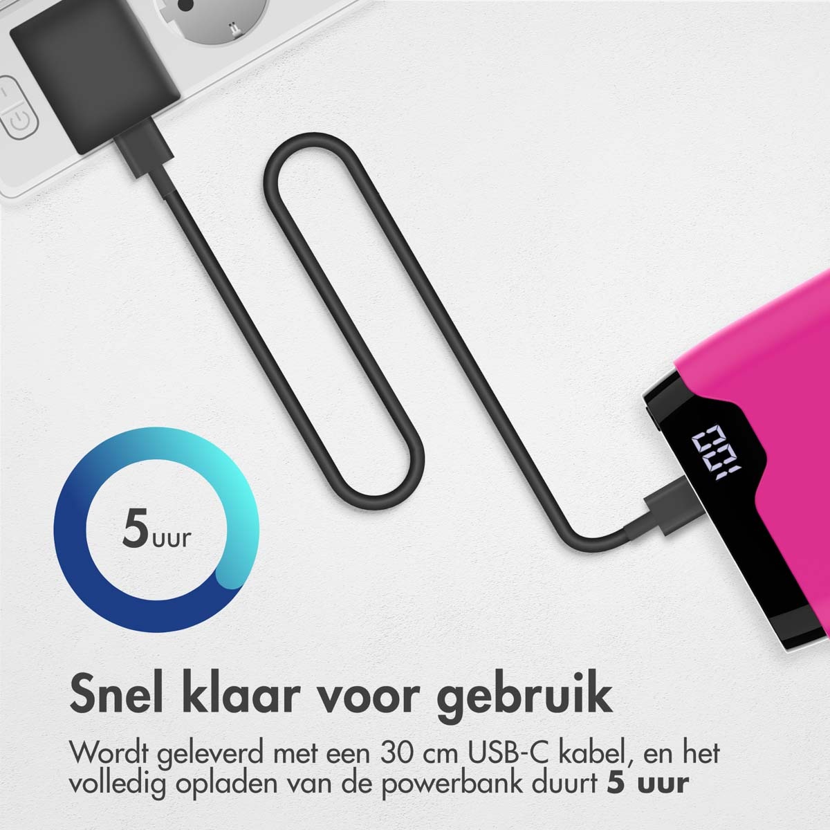 Pinkfarbene Powerbank, mit USB-Kabel verbunden. Zeigt 5 Stunden Ladezeit an.