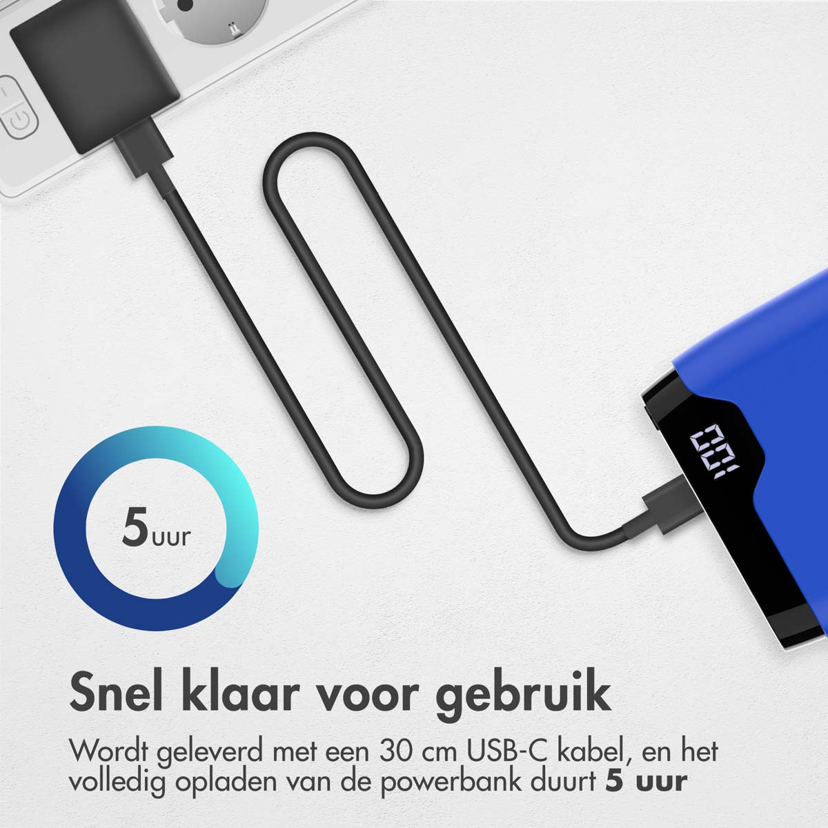 Eine blaue Powerbank wird mit einem USB-C-Kabel aufgeladen und es dauert 5 Stunden, bis sie vollständig aufgeladen ist.