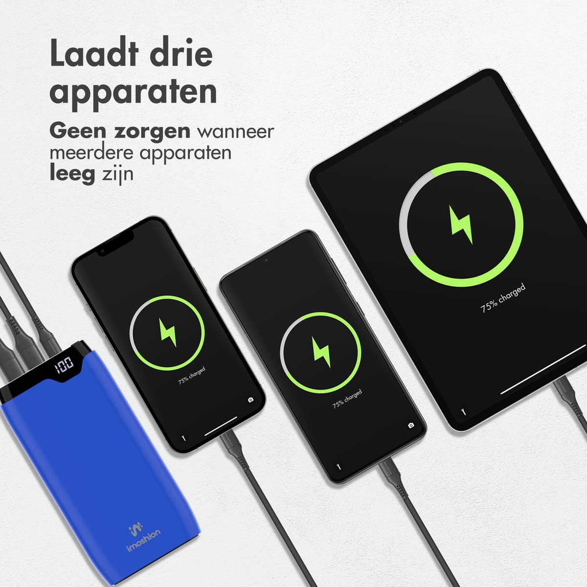 Drei Geräte laden von einer blauen Powerbank. Jedes Gerät hat ein Ladesymbol.