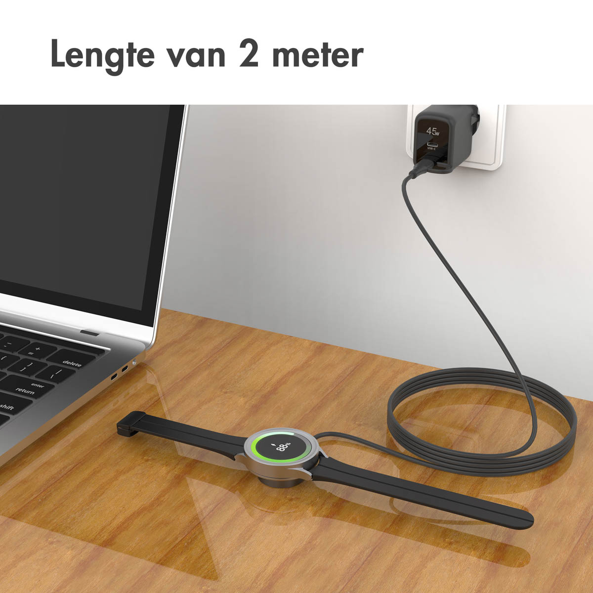 Een smartwatch die oplaadt op een houten tafel naast een laptop. Oplader in de muur.