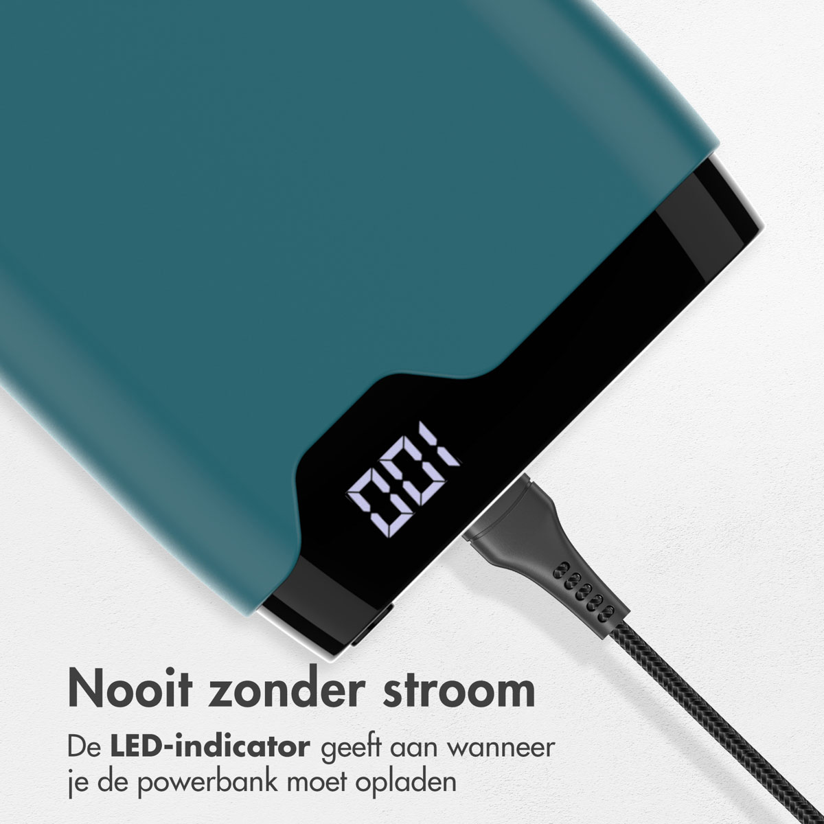 Türkisfarbene Powerbank mit digitaler Anzeige, die 100 % Ladung anzeigt, angeschlossen an ein Ladekabel.