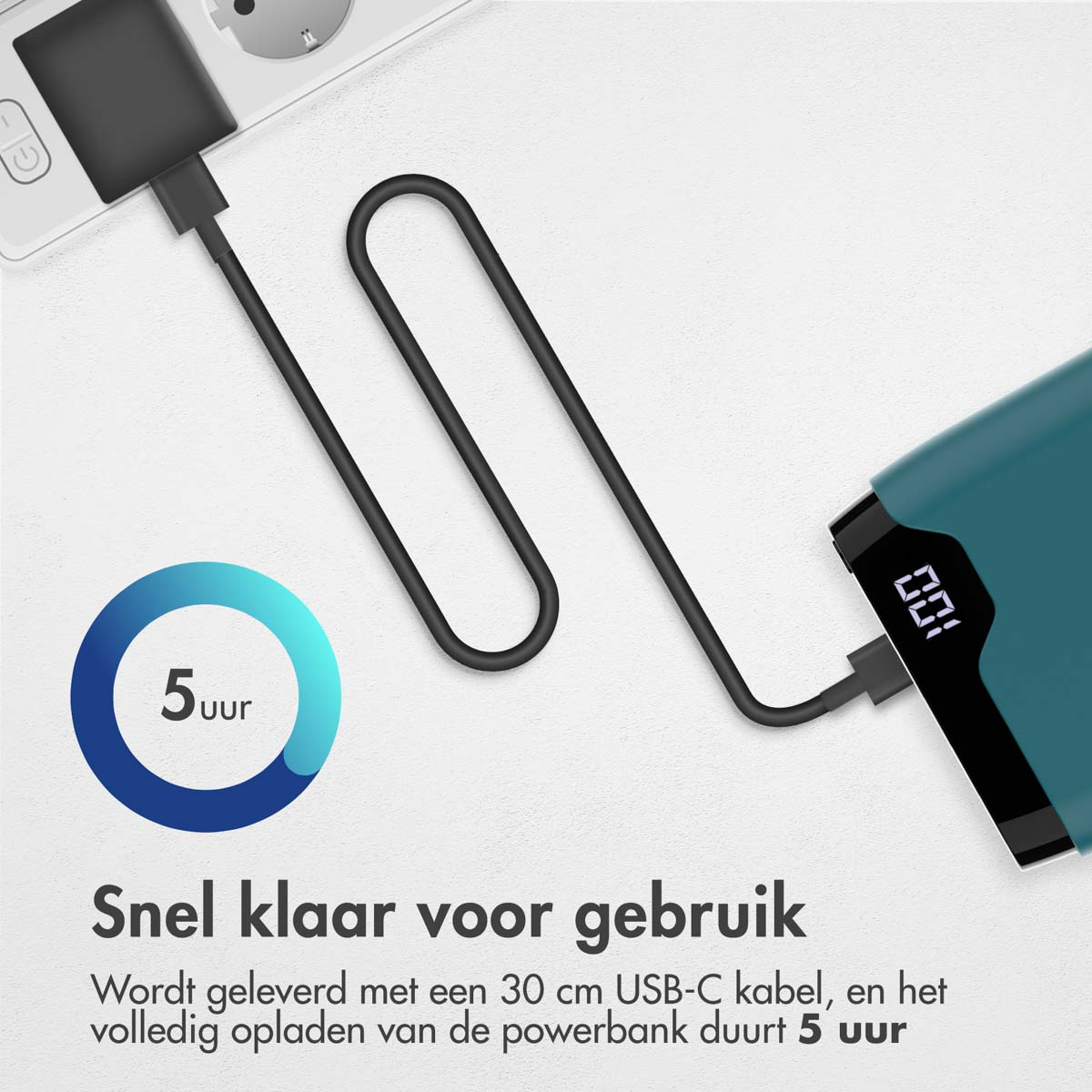 Eine Powerbank wird mit einem USB-C-Kabel aufgeladen. Die Ladezeit wird mit 5 Stunden angezeigt.