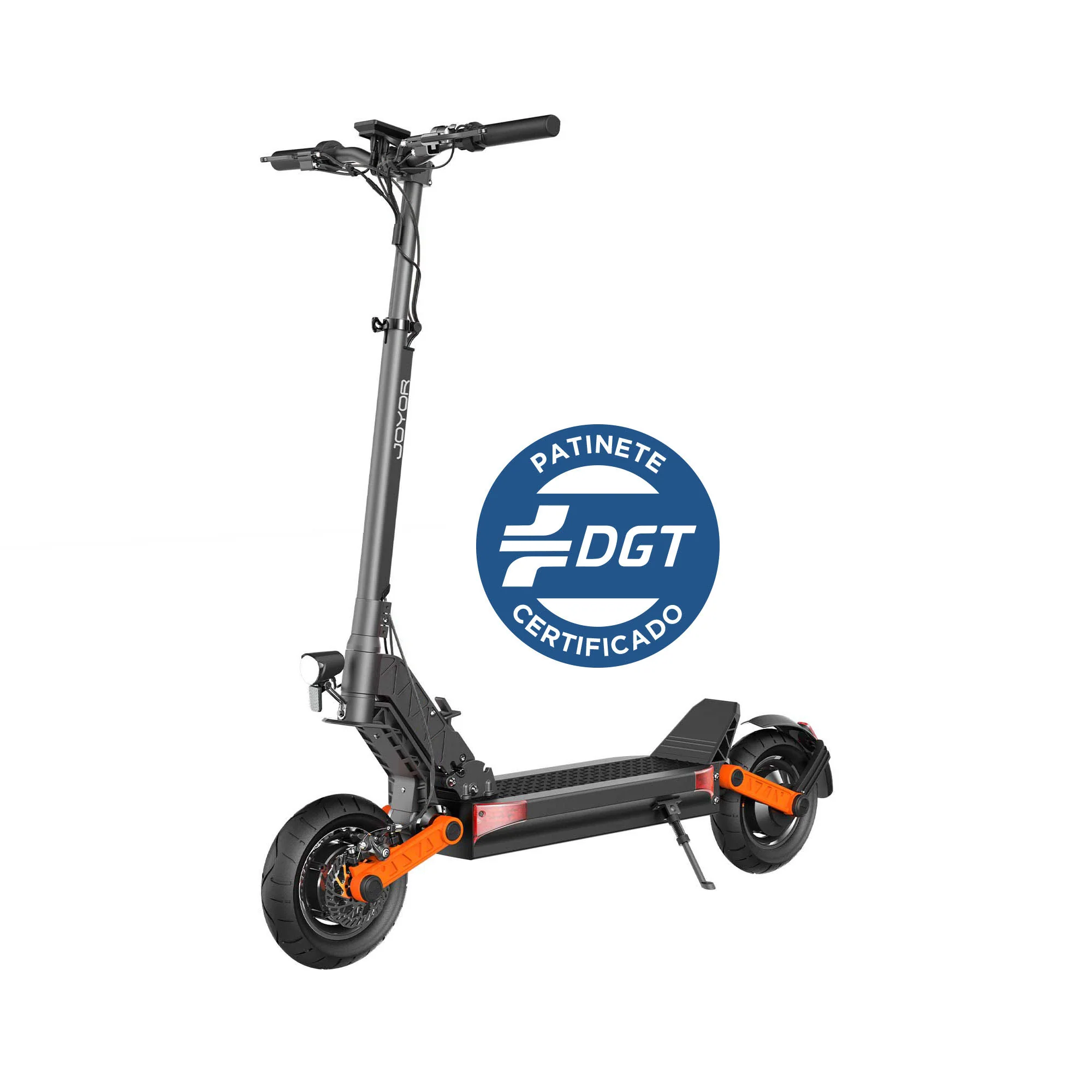 Un patinete eléctrico con marco negro y detalles naranjas, con un distintivo de certificación DGT, aislado sobre blanco.