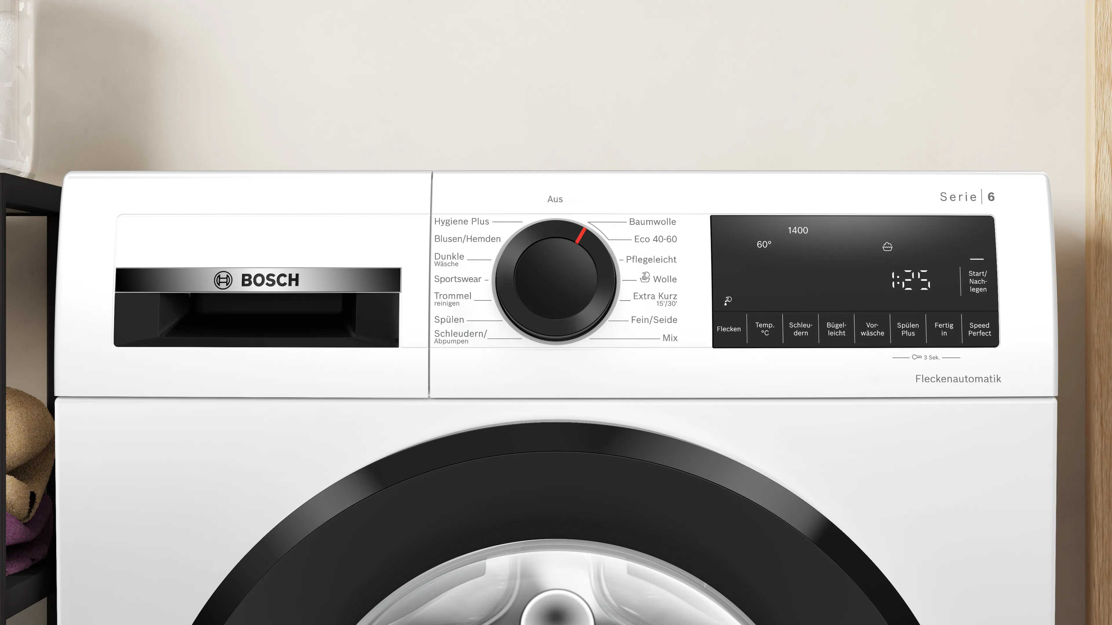 Nahaufnahme des Bedienfelds einer weißen Bosch Waschmaschine. Es zeigt Einstellungen und eine Anzeige.