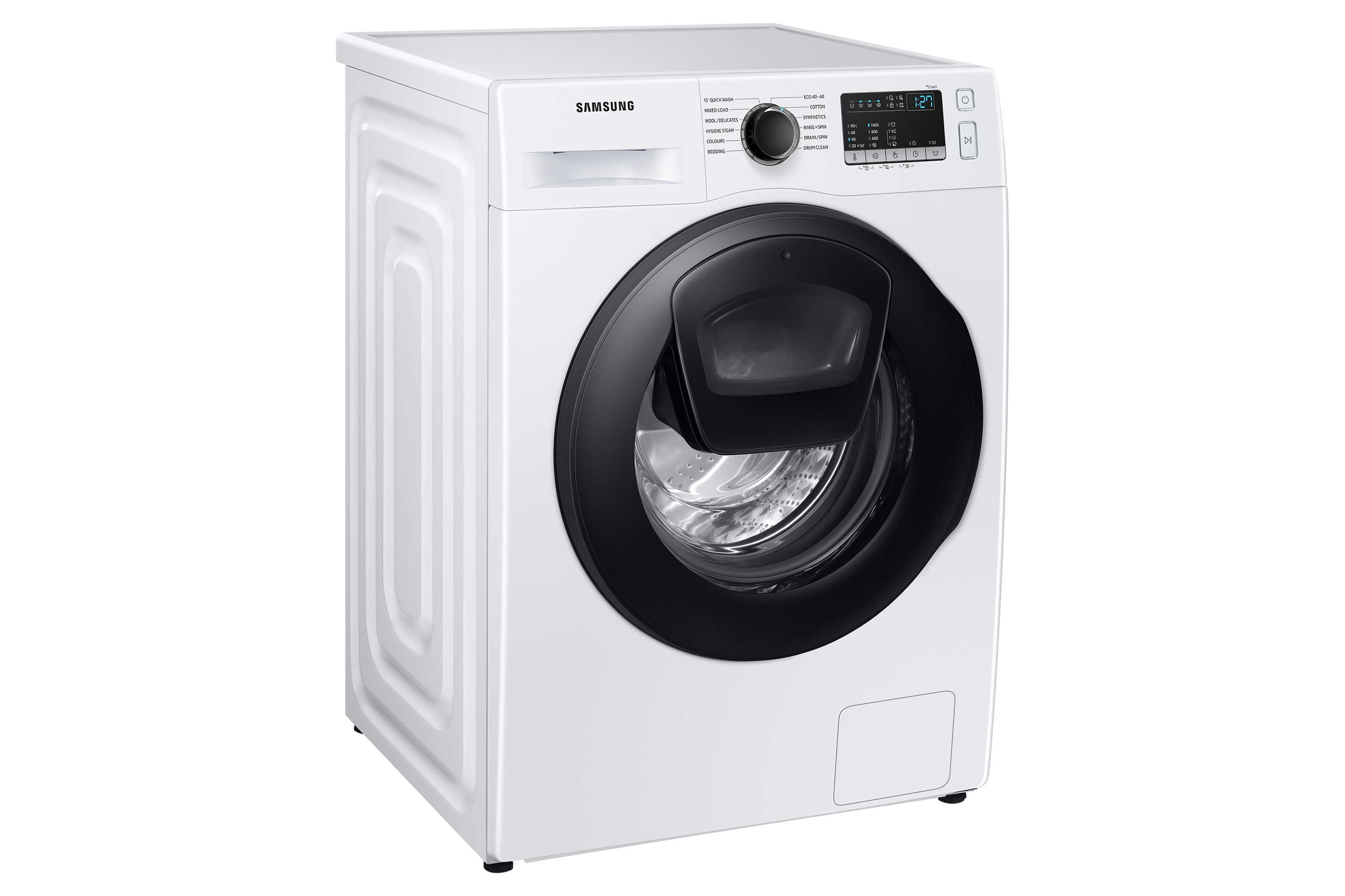 Een witte Samsung wasmachine, schuine weergave, met een zwarte deur, op een wit oppervlak en achtergrond.