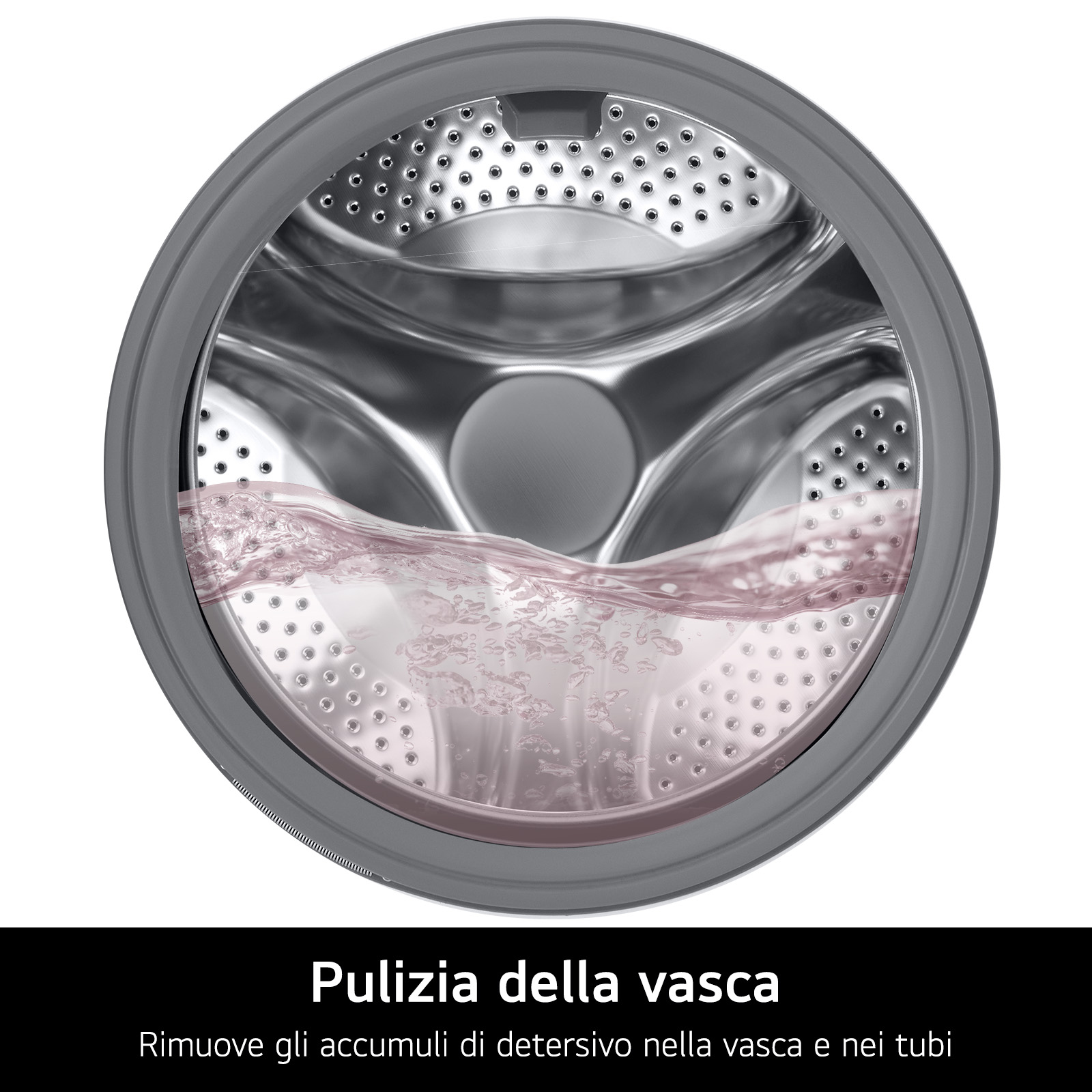 Primo piano del cestello di una lavatrice con acqua e testo: 'Pulizia della vasca'.
