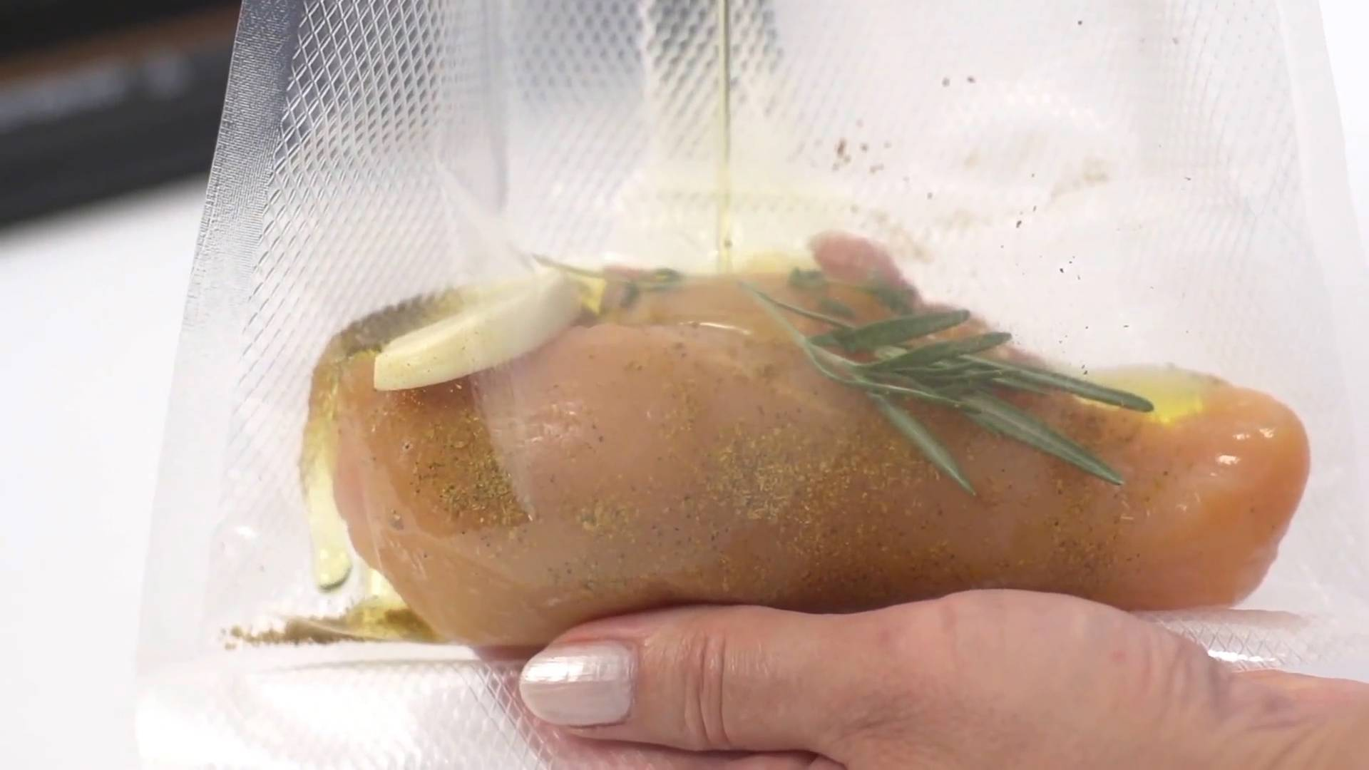 Pierś z kurczaka w worku próżniowym z ziołami i olejem.