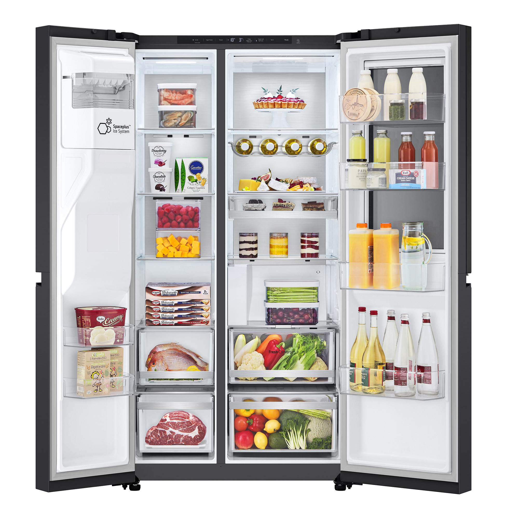 Offener Kühlschrank mit Regalen voller Lebensmittel, darunter Obst, Gemüse, Getränke und verschiedene verpackte Waren.