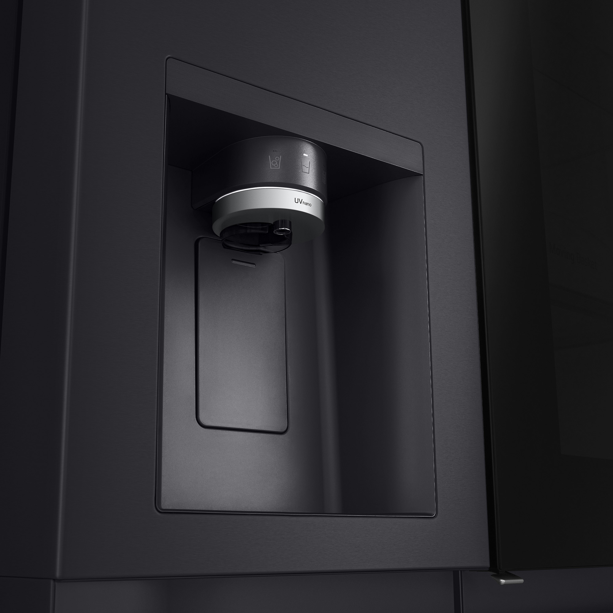Ein Wasserspender an einem schwarzen Kühlschrank, mit einem silbernen Wasserhahn.