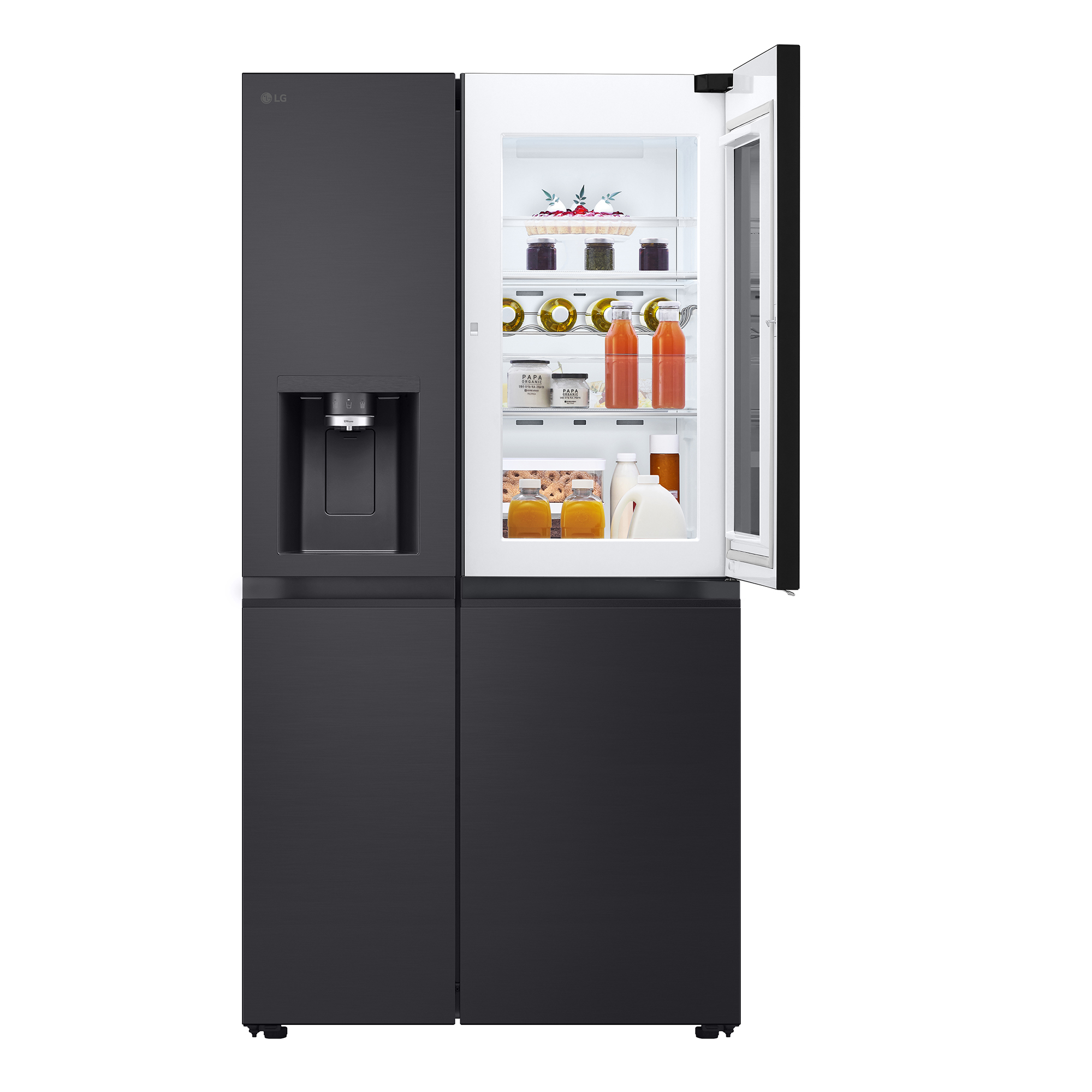 Schwarzer LG-Kühlschrank mit zwei Türen und Wasserspender. Geöffnete Tür zeigt Regale mit Lebensmitteln.