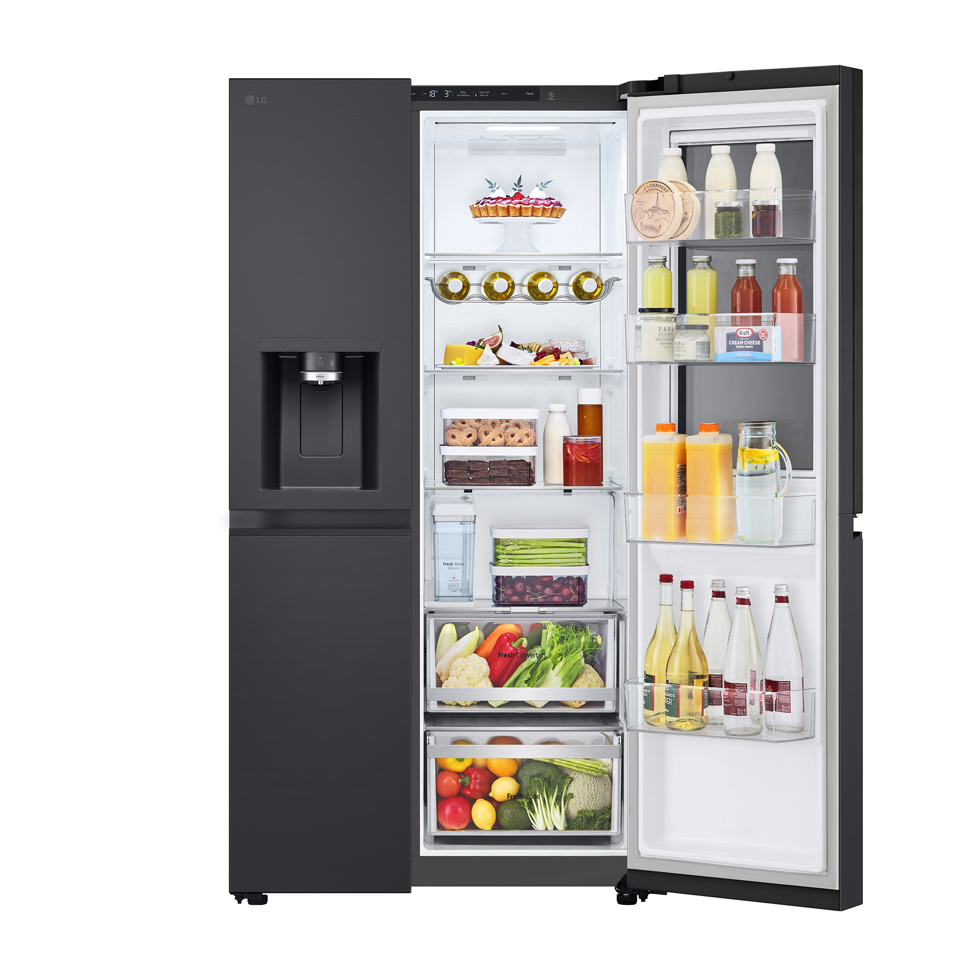Schwarzer Kühlschrank mit offenen Türen. Regale mit Lebensmitteln. Weißer Hintergrund.