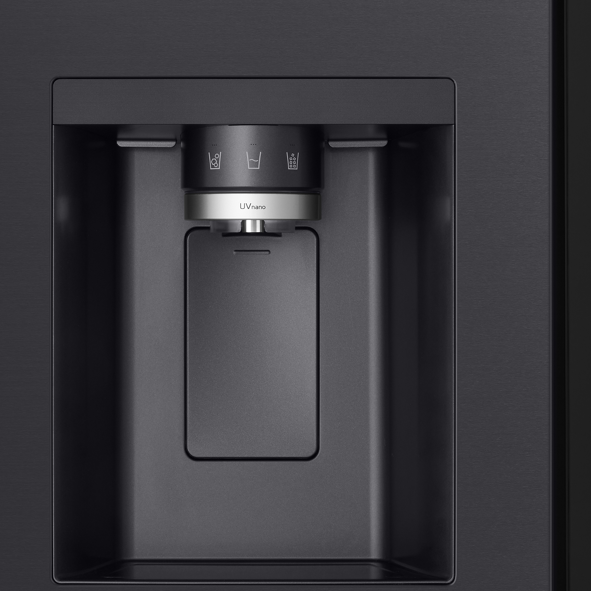 Nahaufnahme eines schwarzen Kühlschrank-Wasserspenders mit UV-Nano.