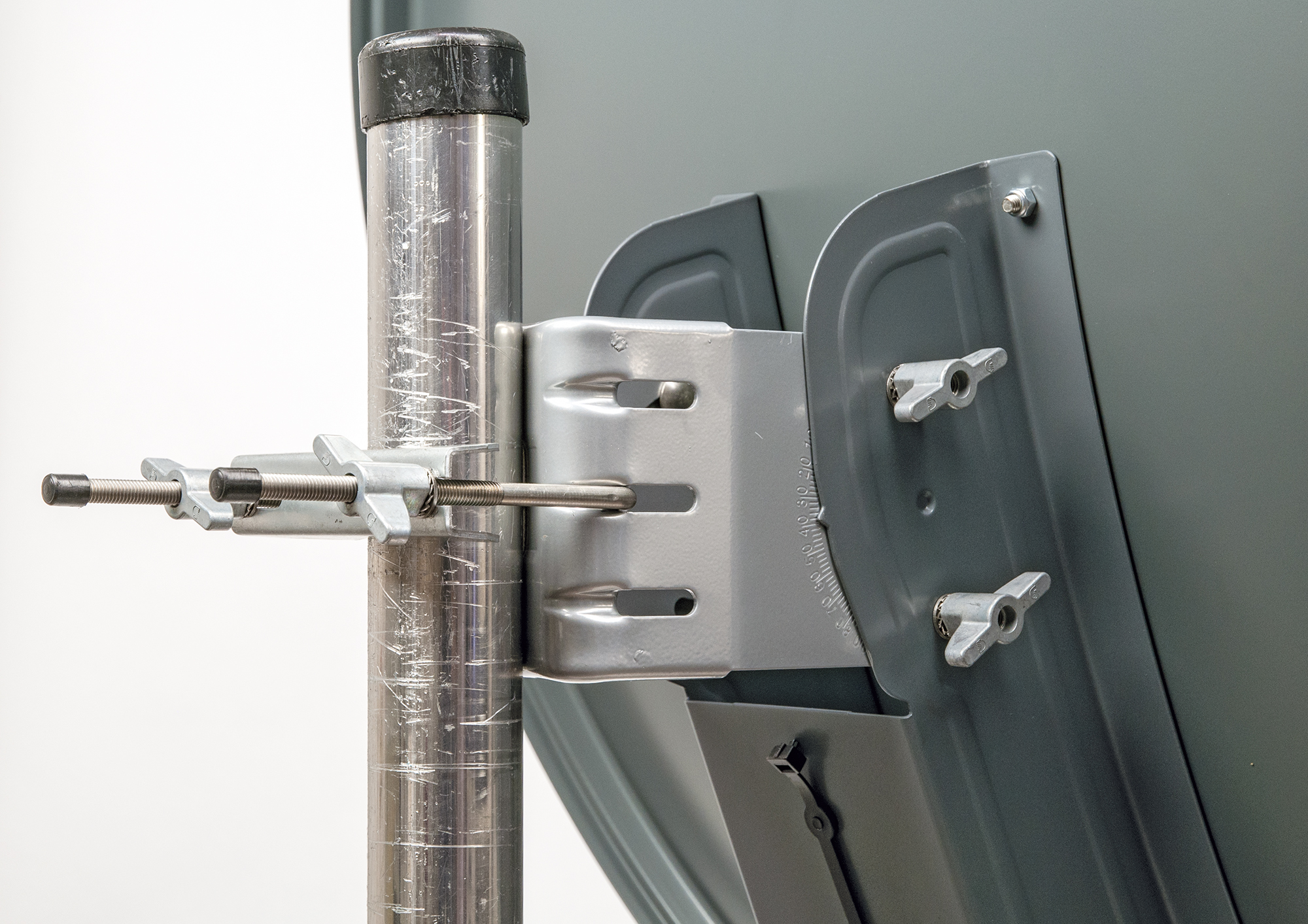 Satellitenschüsselhalterung. Metallhalterung und -stange. Verstellbare Schrauben und Bolzen. Heller Hintergrund.