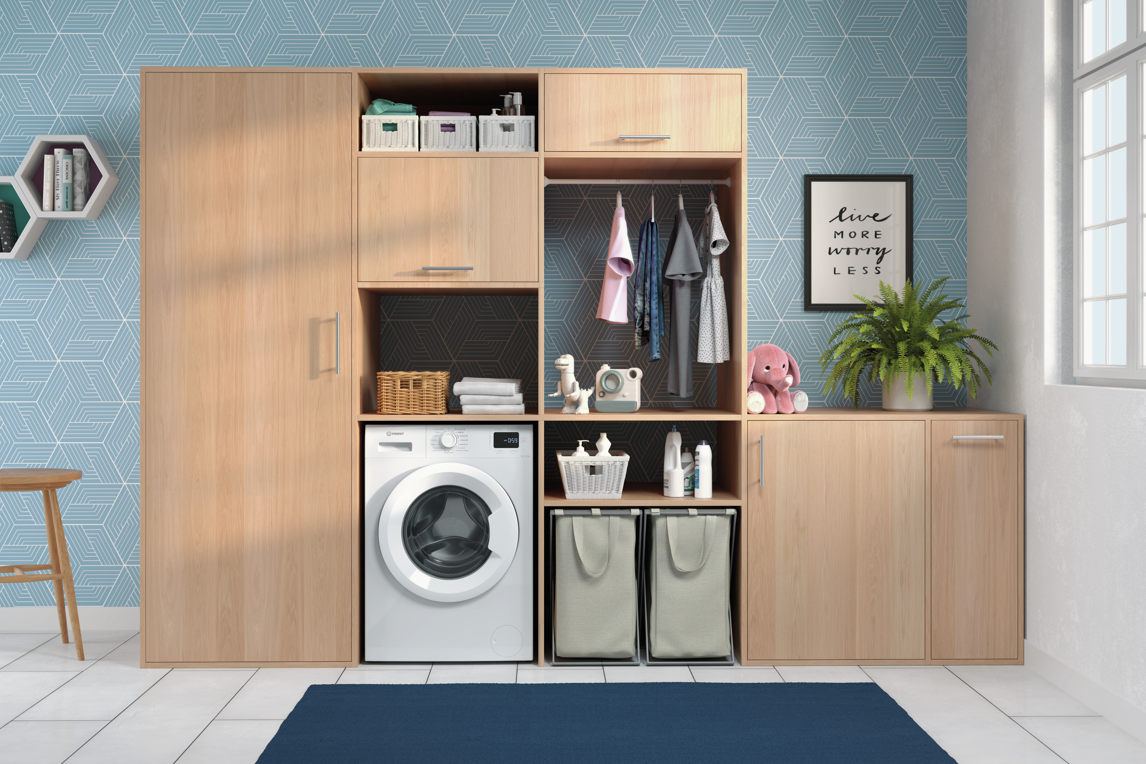 Lavanderia con mobili in legno, lavatrice e decorazioni, parete blu a motivi.