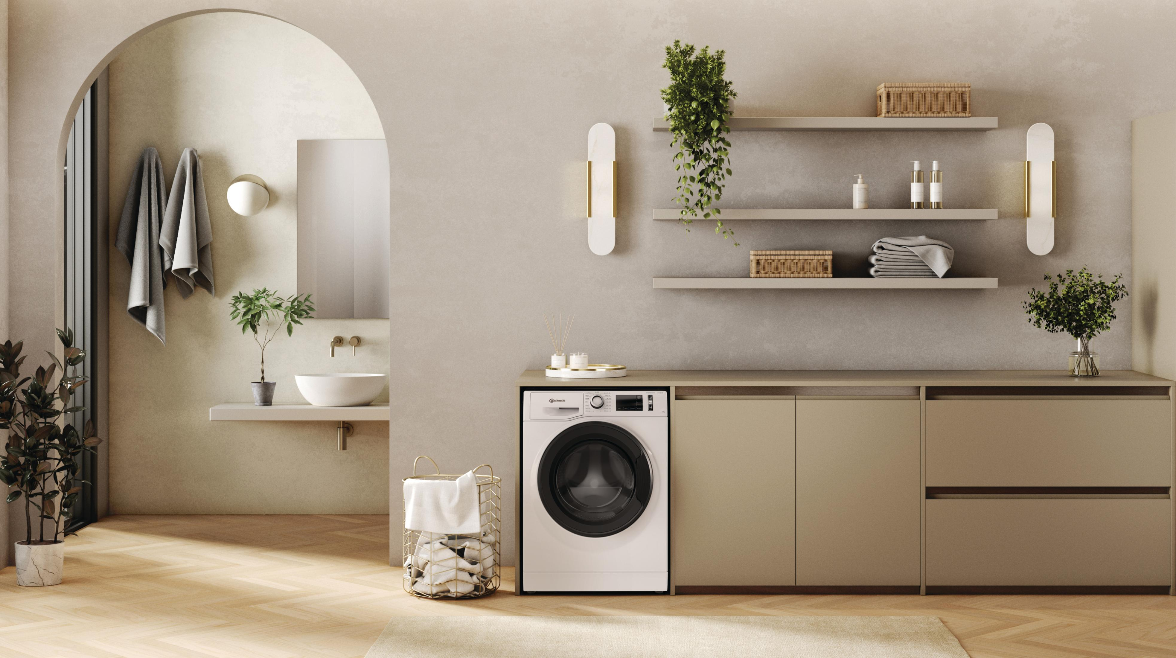 Ein modernes Badezimmer mit Waschmaschine und Wäschekorb.
