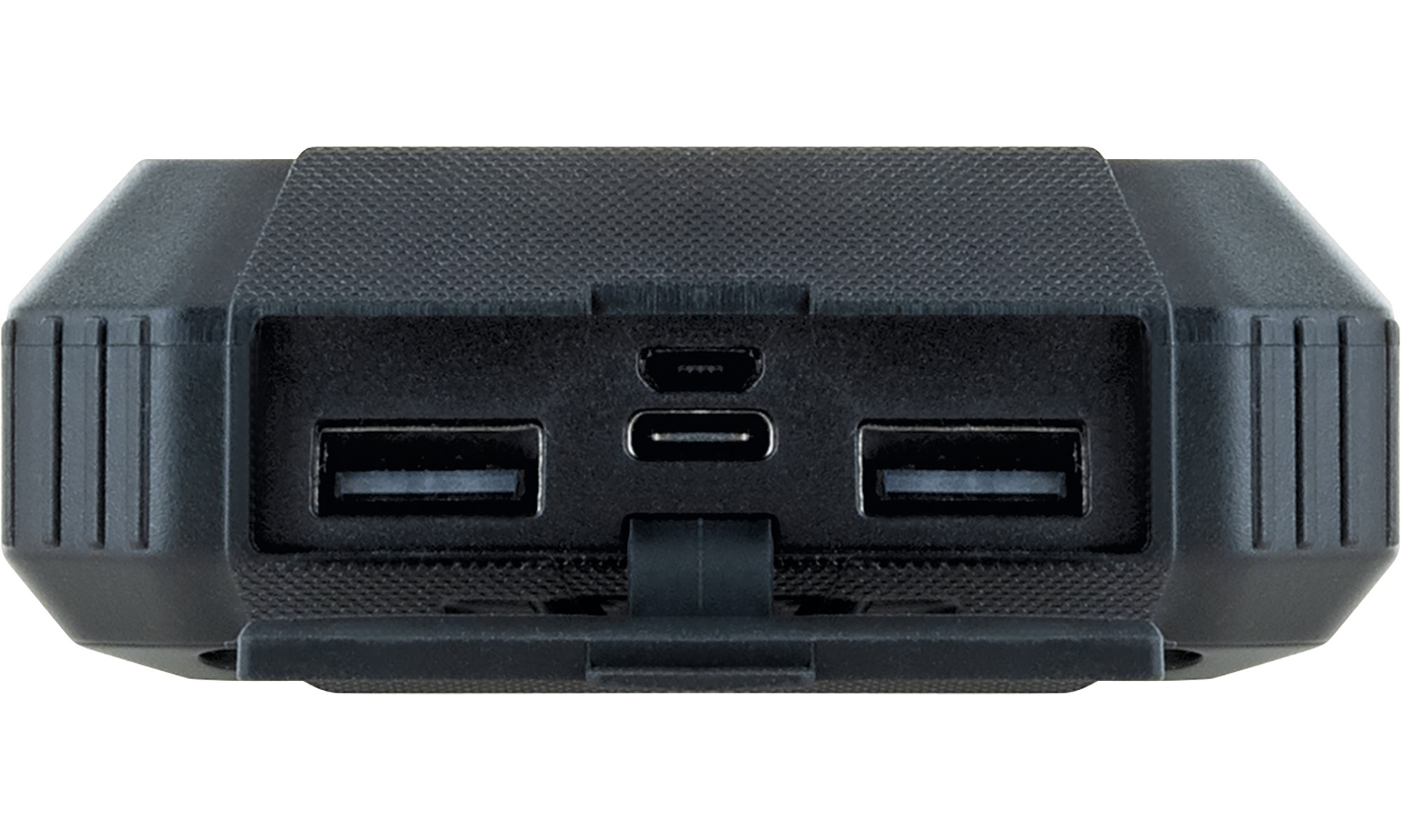 Eine schwarze Powerbank mit mehreren Anschlüssen, darunter zwei USB-Anschlüsse und ein USB-C-Anschluss, zum Aufladen von Geräten.
