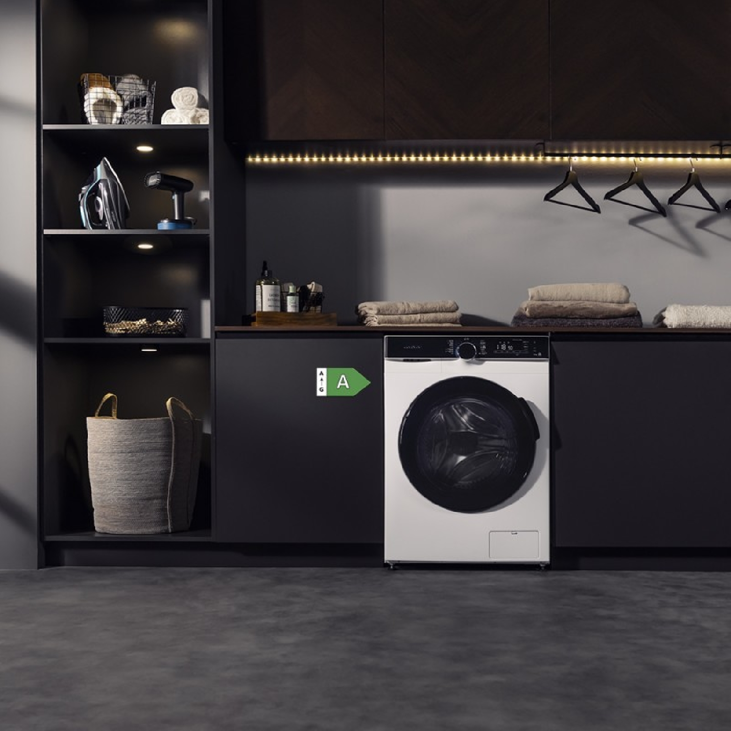 Pralnia z pralką, półkami z przedmiotami i koszem na pranie.