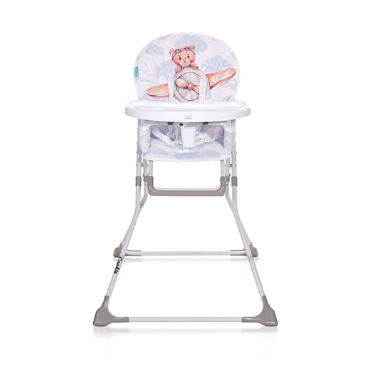 Silla alta para bebé blanca con diseño de avión de dibujos animados. Fondo blanco.