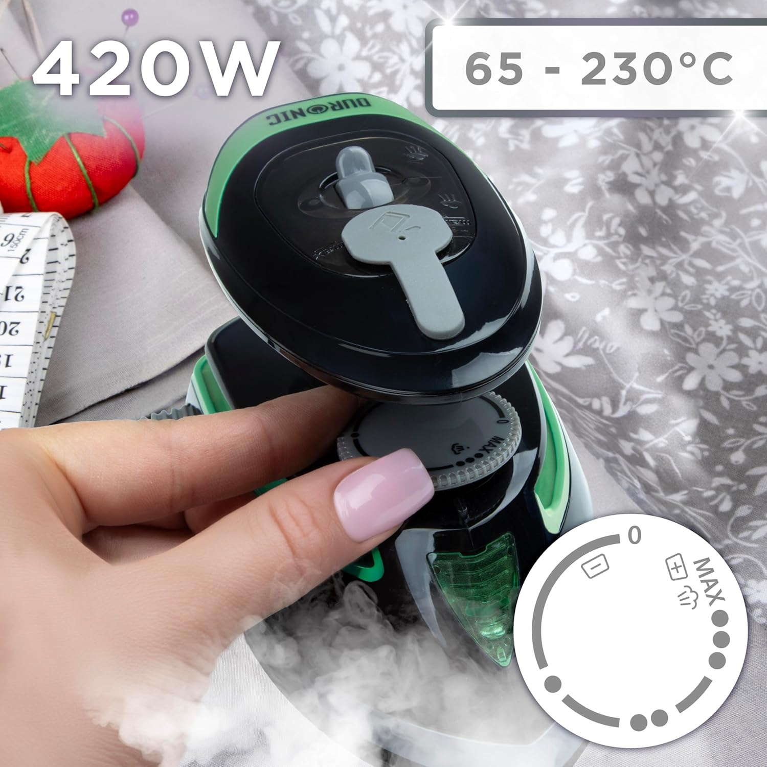 Hand hält einen schwarz-grünen Steamer mit Temperatureinstellungen.
