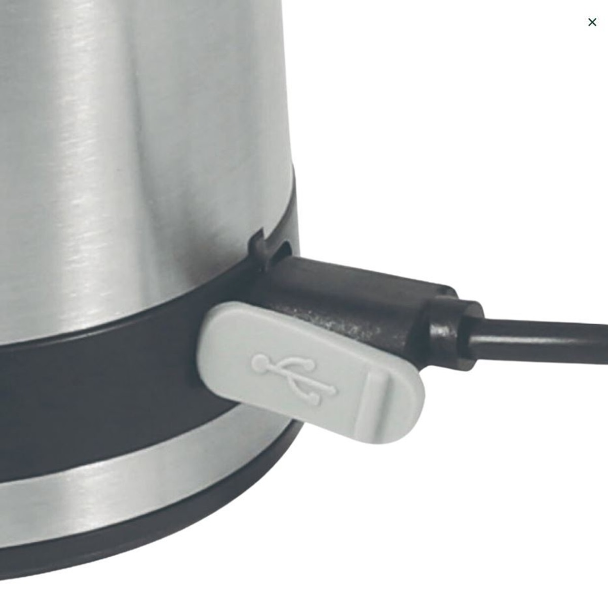 Close-up van een USB-connector op een zilverkleurig en zwart apparaat met een USB-poort en een witte cover.