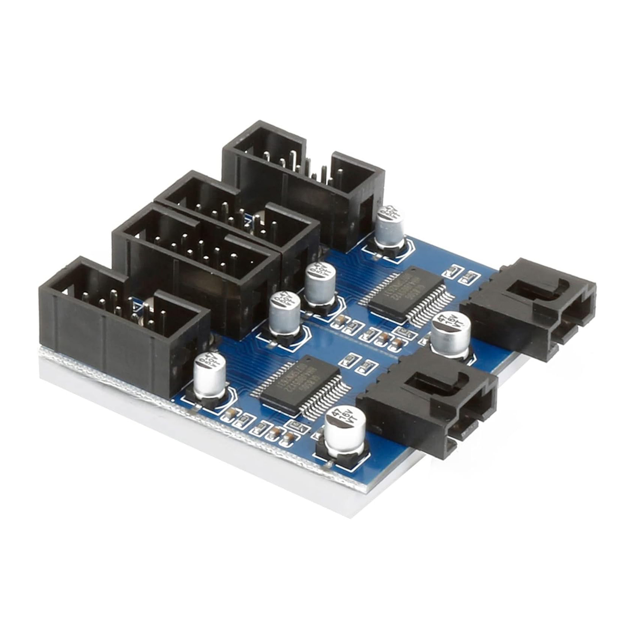 Elektronische Leiterplatte mit Anschlüssen, Chips und anderen Komponenten auf weißer Oberfläche.