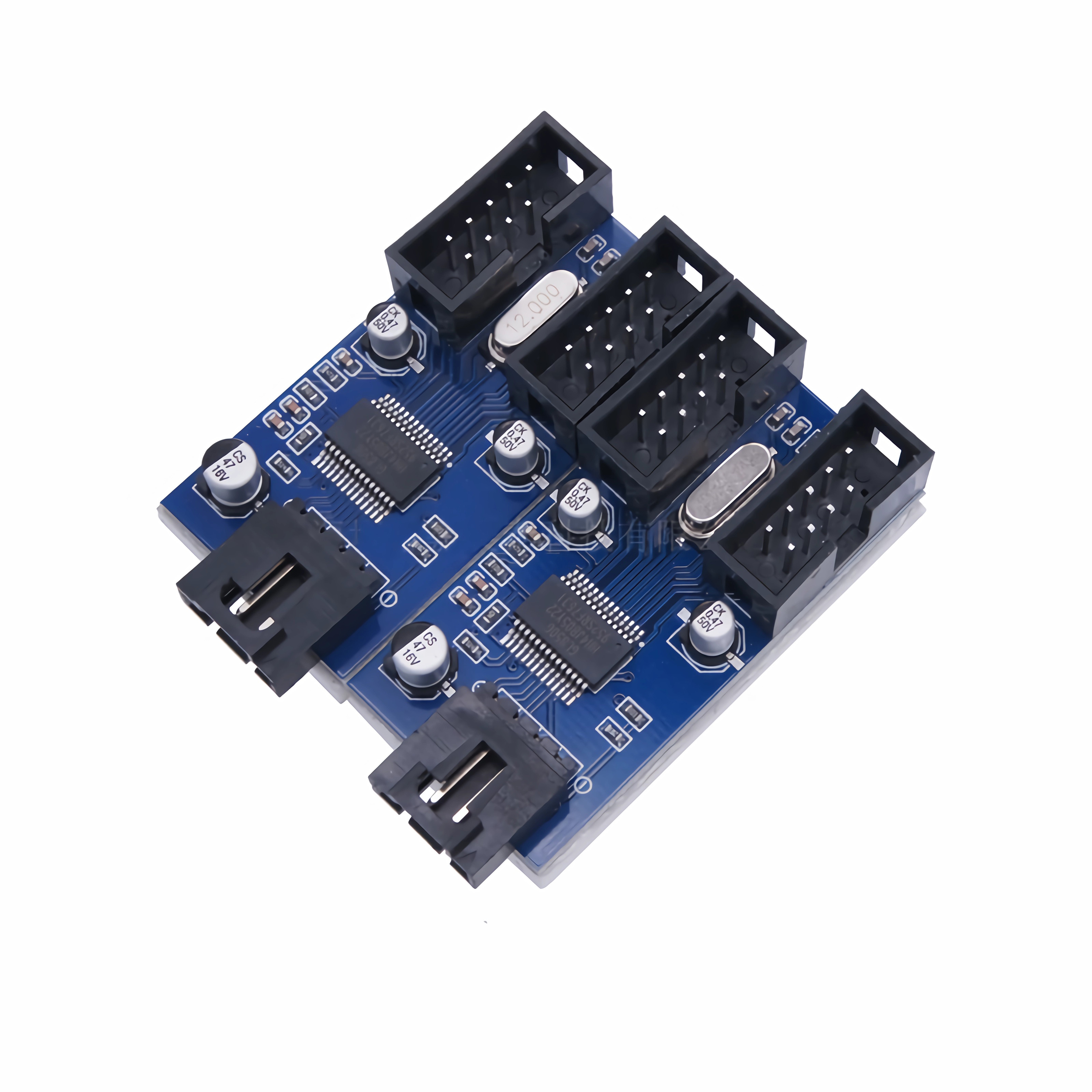 Blaue Leiterplatte mit mehreren Anschlüssen und elektronischen Bauteilen.