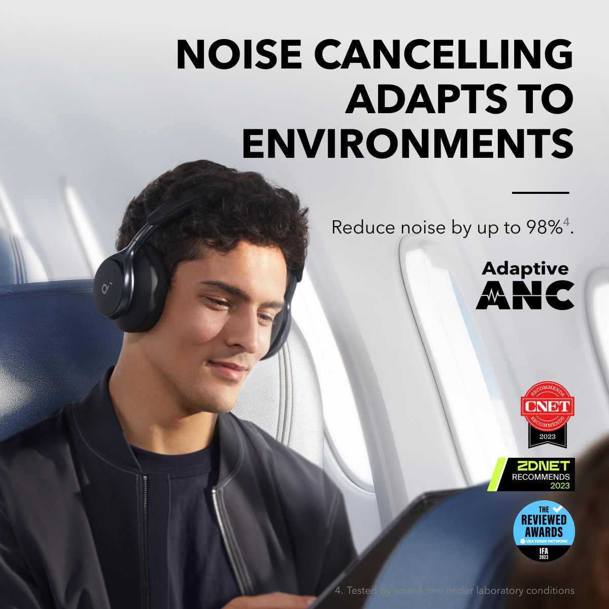 Uomo con cuffie a cancellazione di rumore in aereo, promuove la tecnologia ANC adattiva.