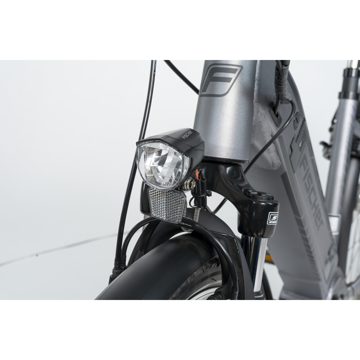 Nahaufnahme eines Fahrradscheinwerfers an einem Fahrrad.